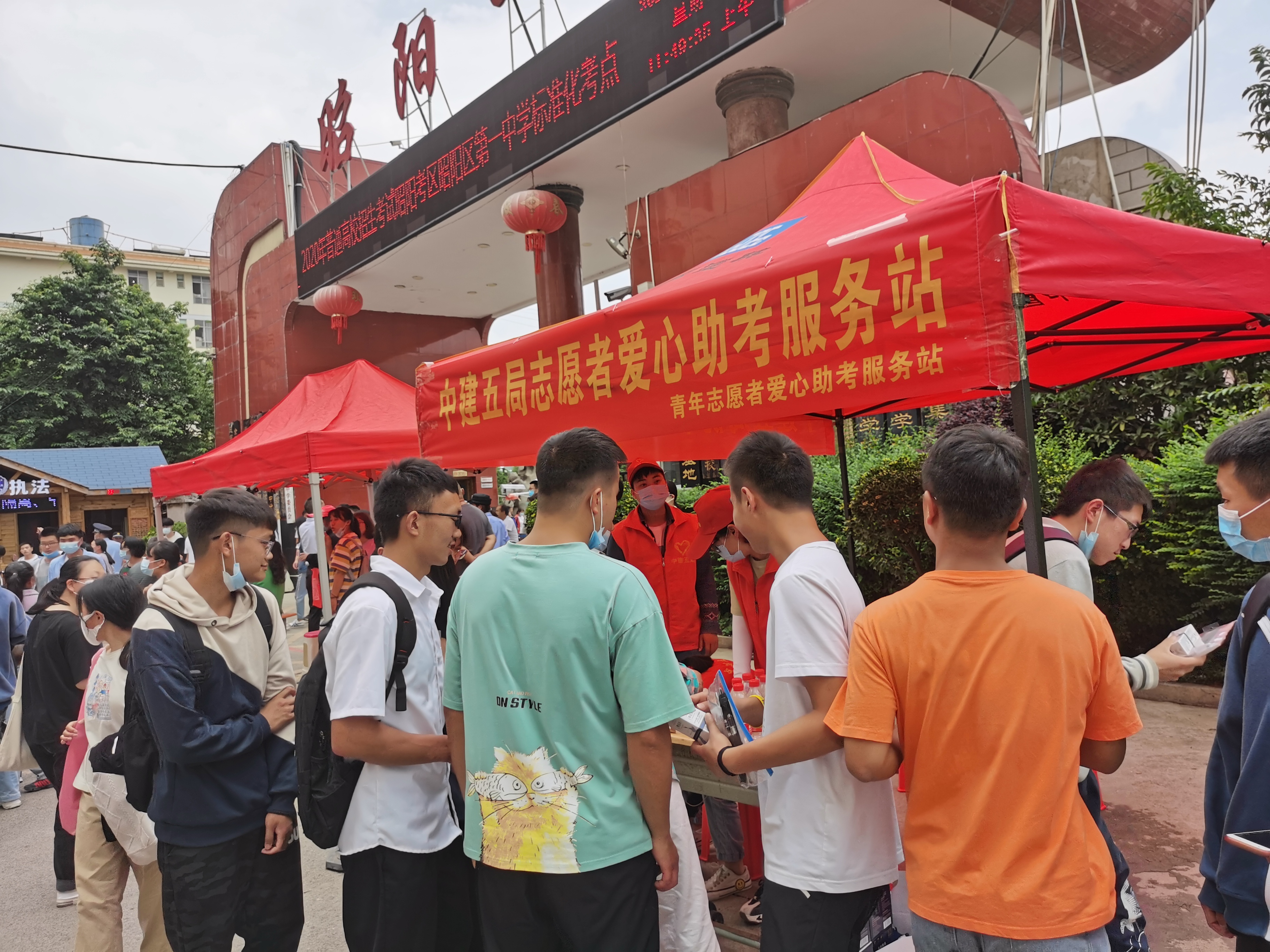 考生开心领取物品.jpg 考生开心领取物品.jpg