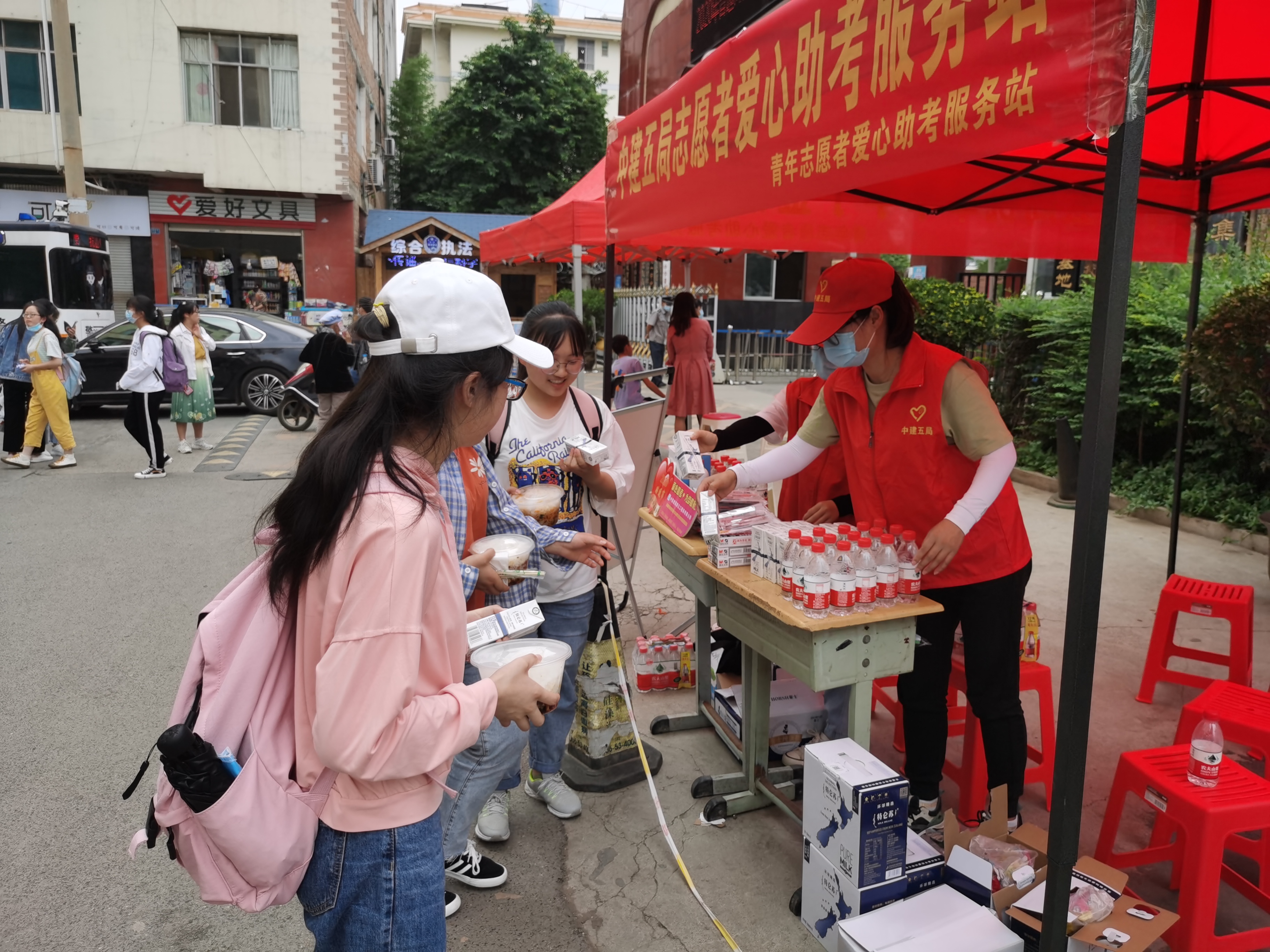 志愿者为考生发放牛奶.jpg 志愿者为考生发放牛奶.jpg