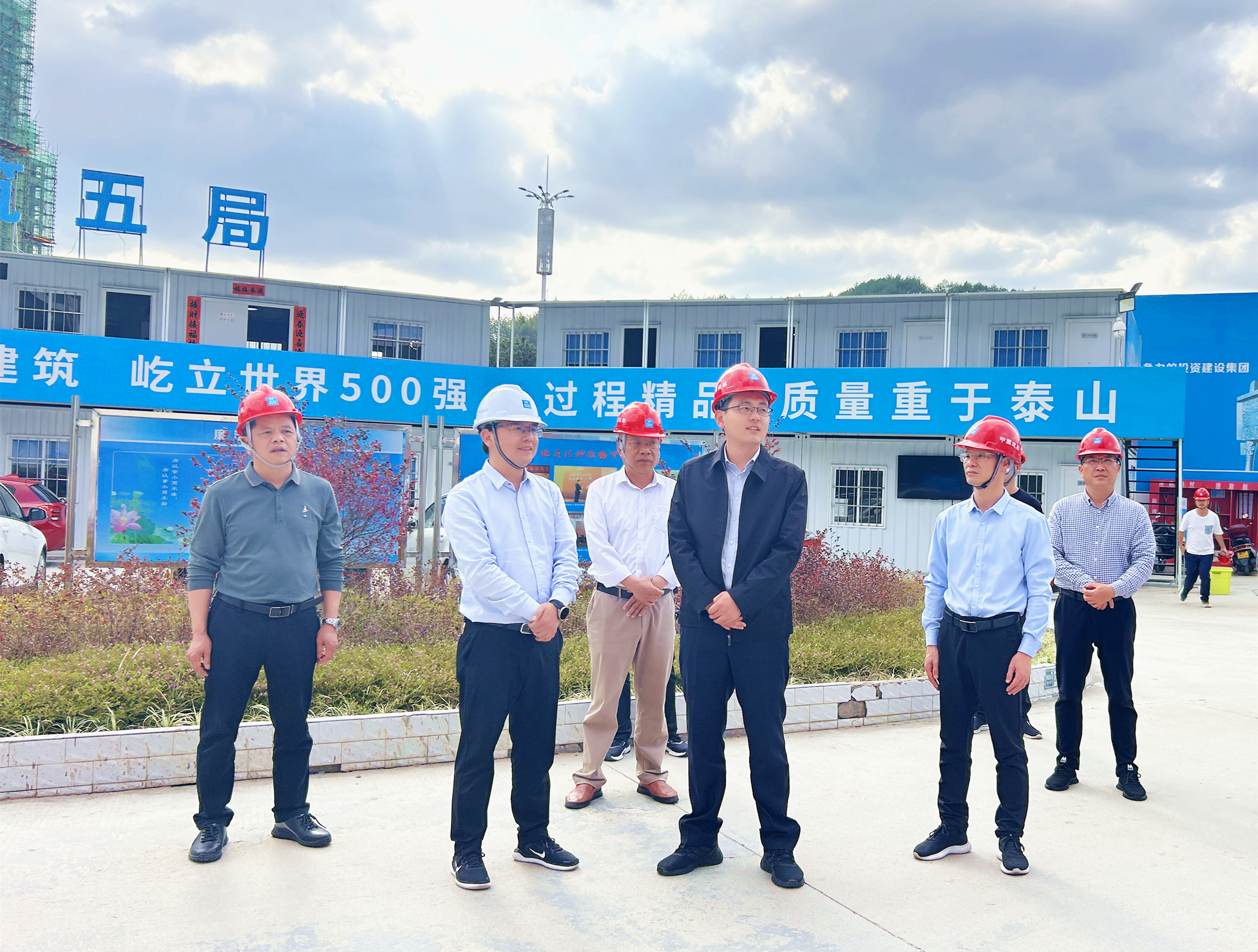 李宏泰(左三)现场调研.jpg 李宏泰(左三)现场调研.jpg