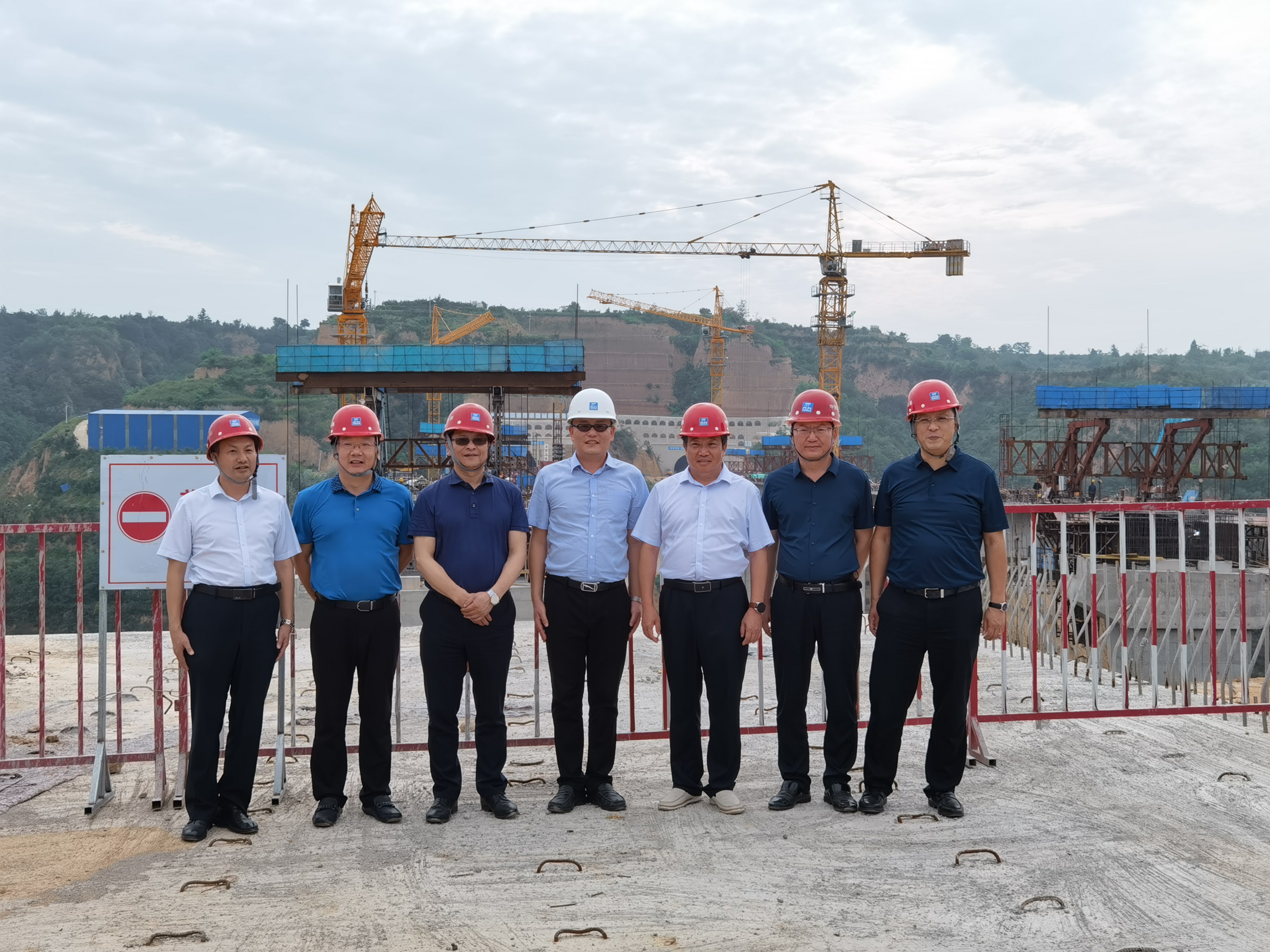 马跃光(左三)调研现场.jpg 马跃光(左三)调研现场.jpg