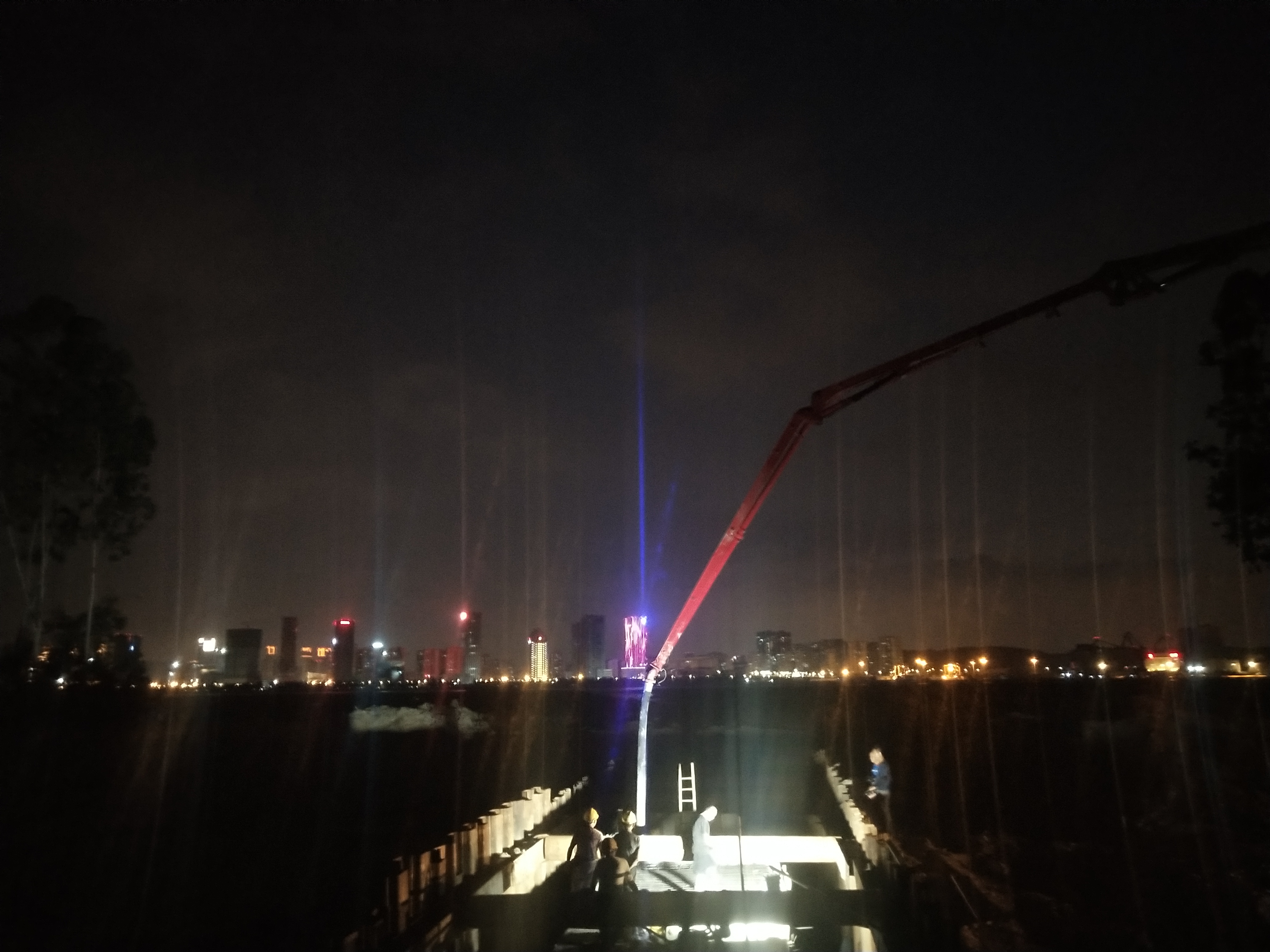 夜间混凝土浇筑一角.jpg