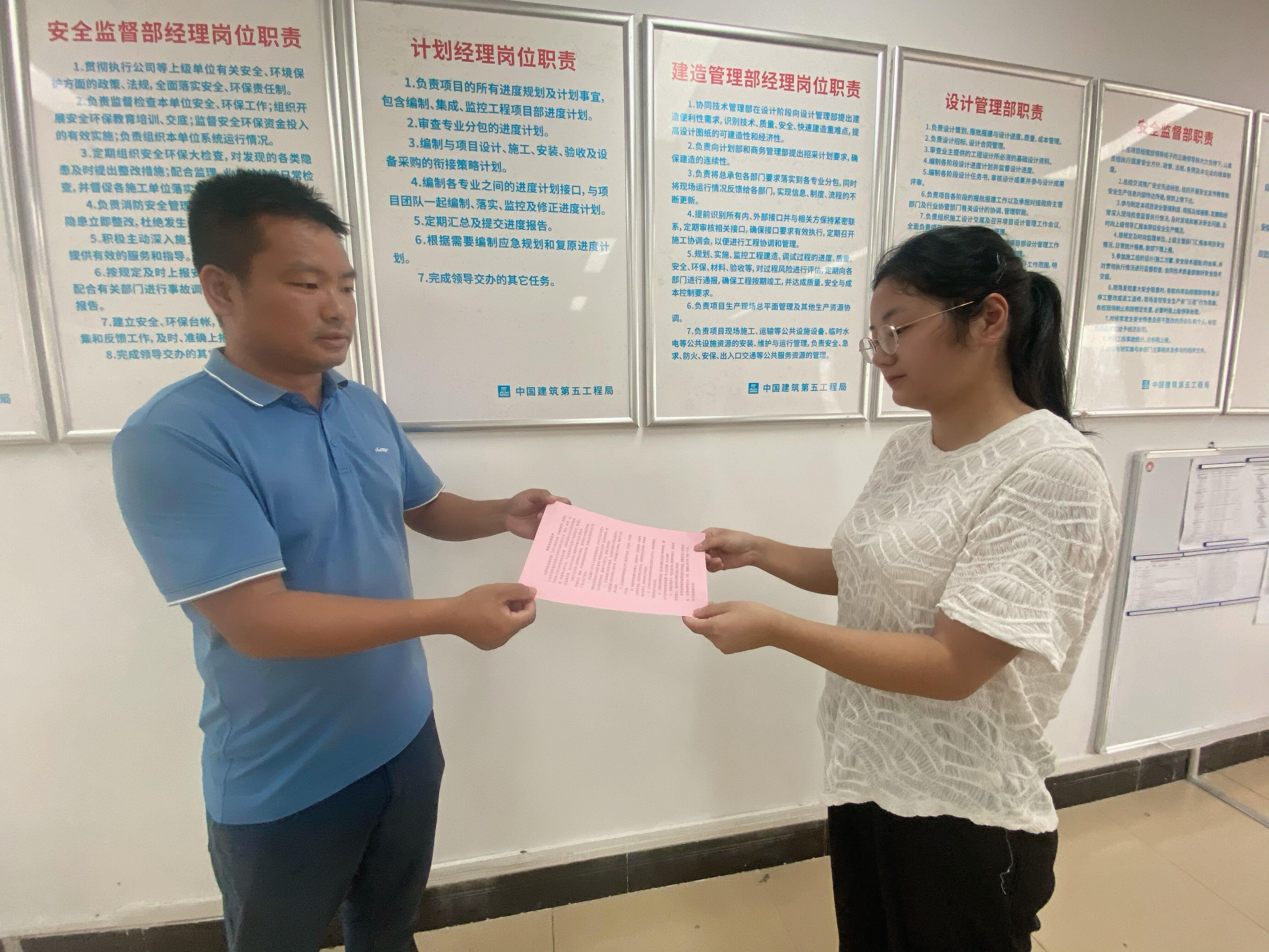 祝乔智向项目员工发放网络安全倡议书.jpg