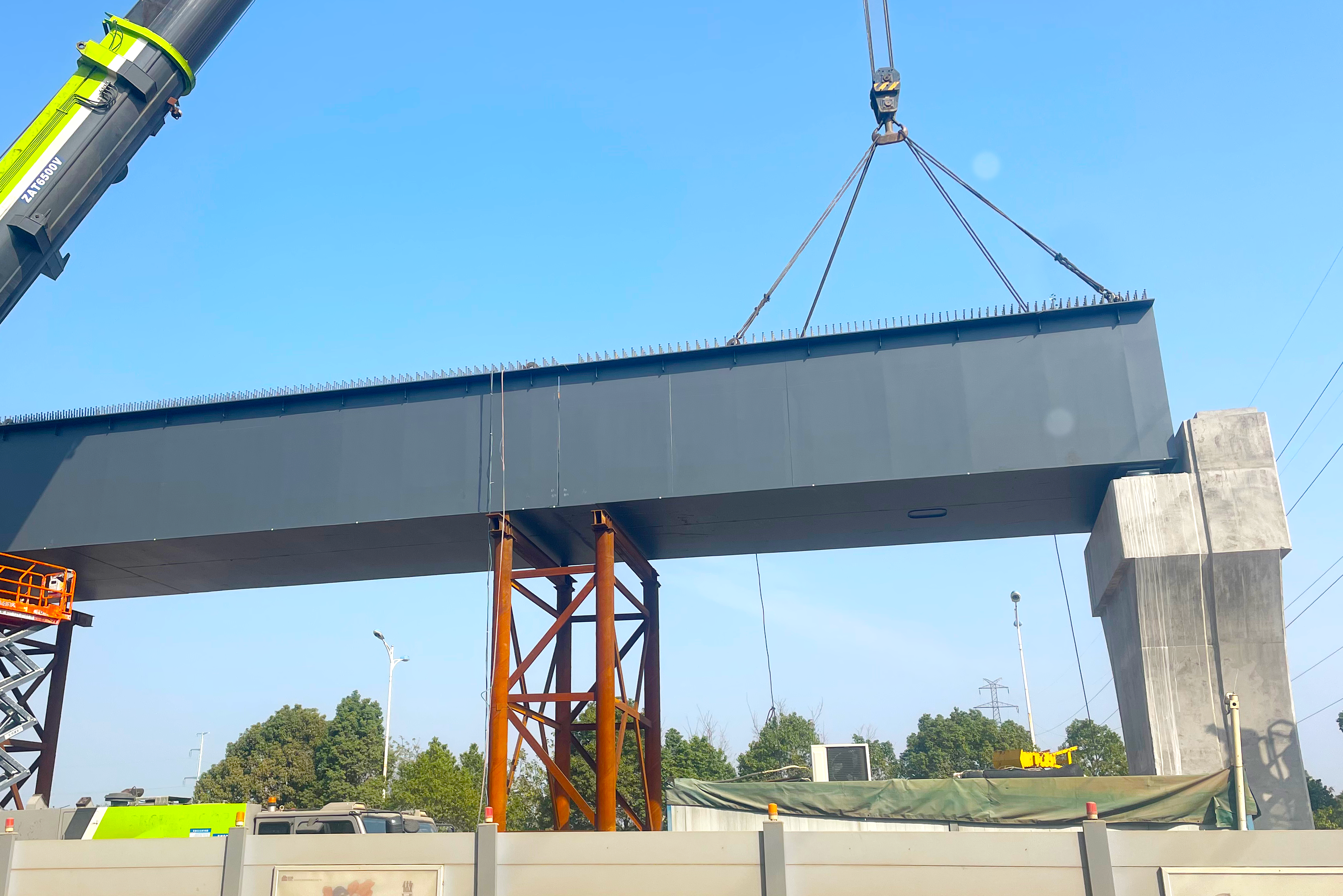 最后一联钢混组合连续梁高空对接吊装.png
