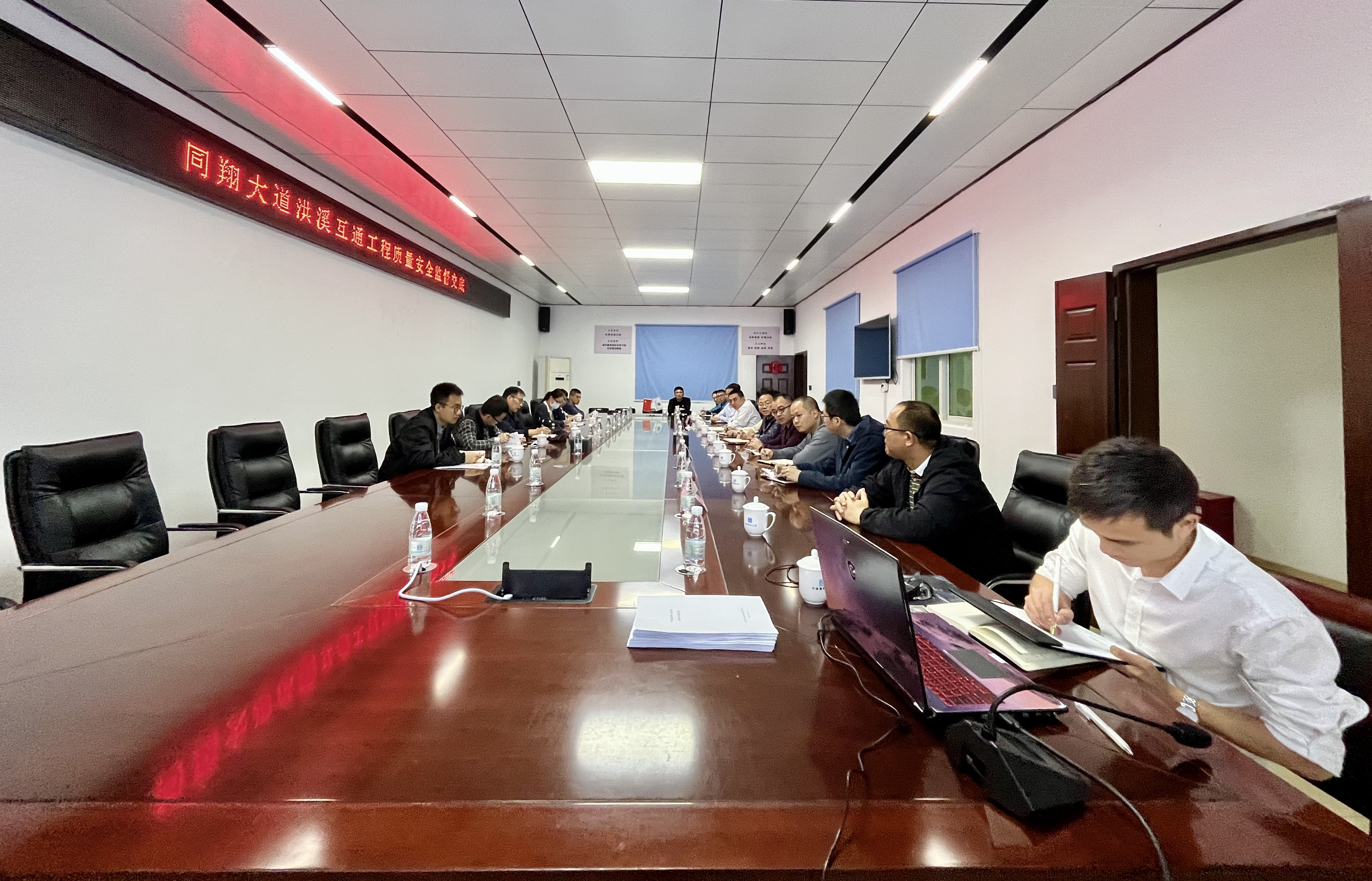 会议现场.jpg