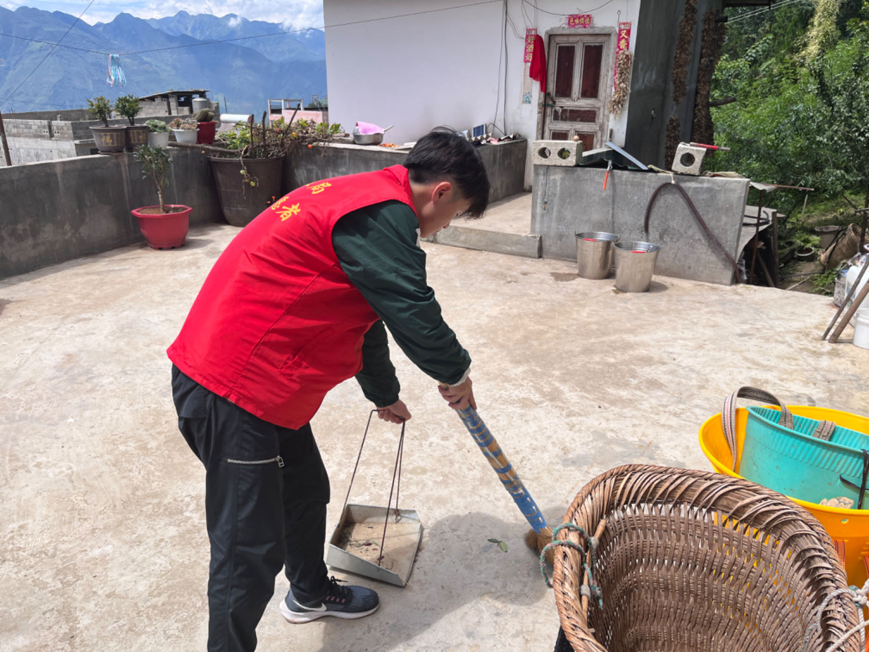 帮助贫困户打扫屋舍.jpg