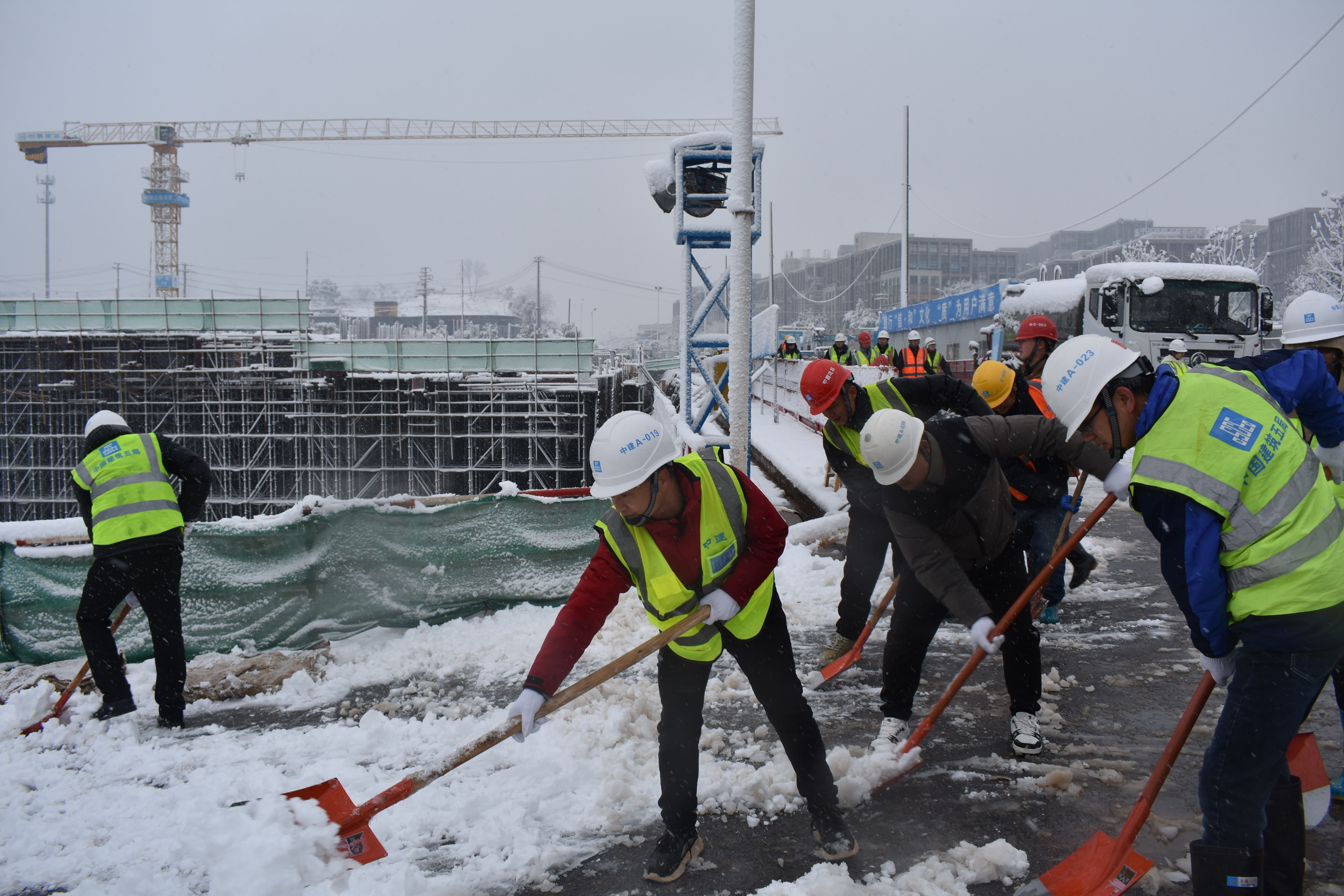 中建五局土木公司全力以赴，铲冰除雪保畅通 (4).jpg