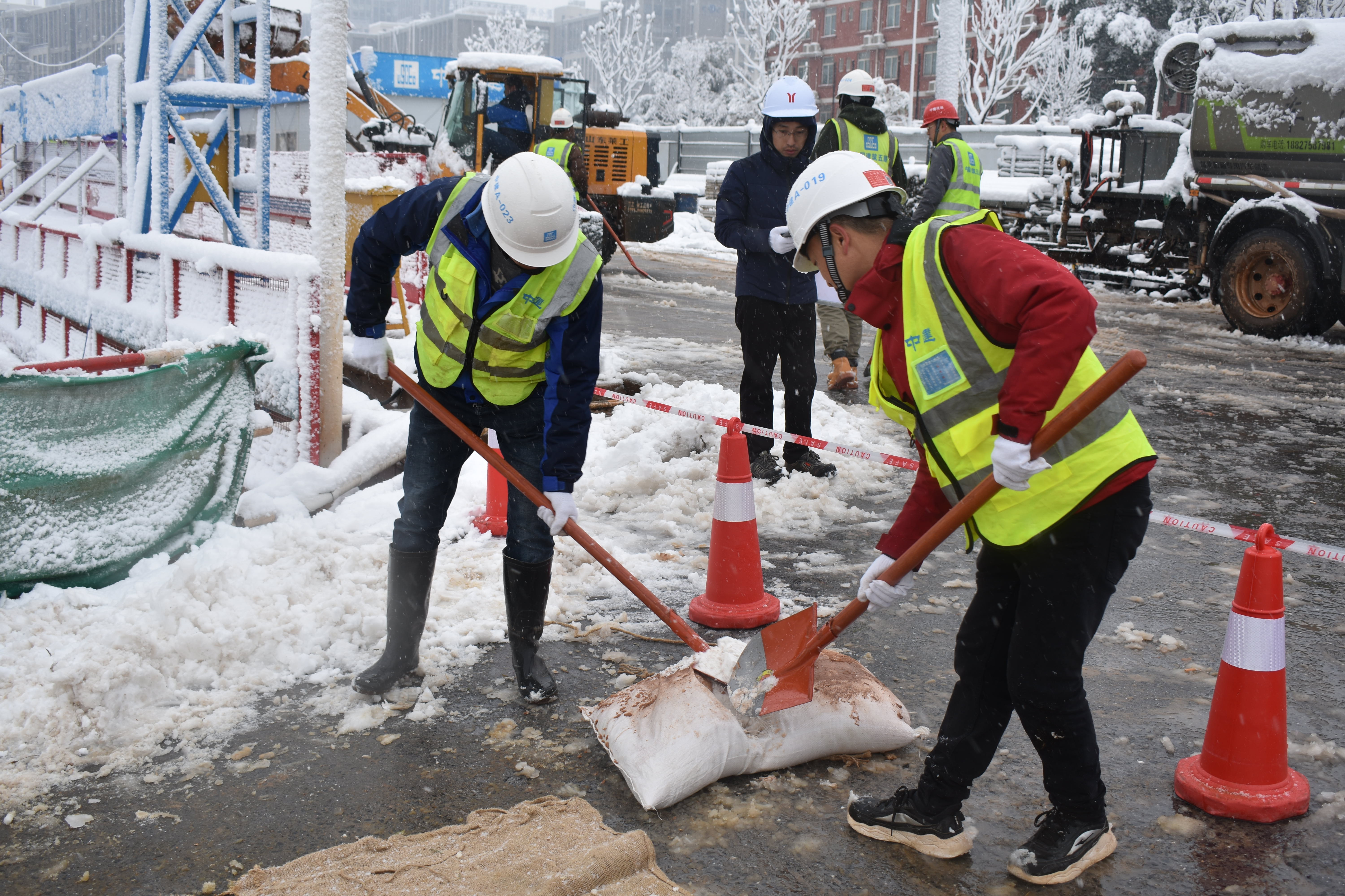 中建五局土木公司全力以赴，铲冰除雪保畅通 (5).jpg