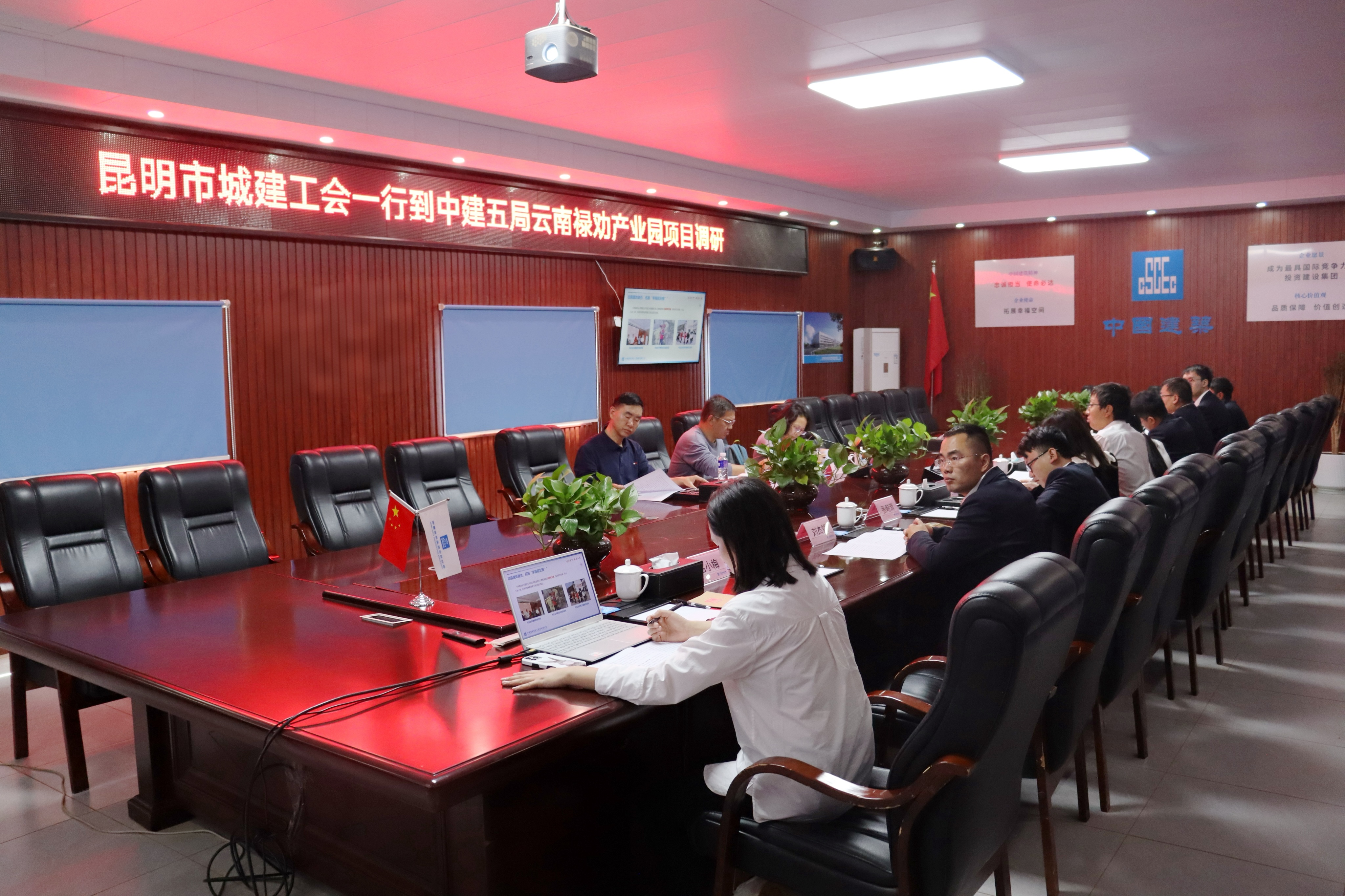 调研组听取工会工作汇报.jpg