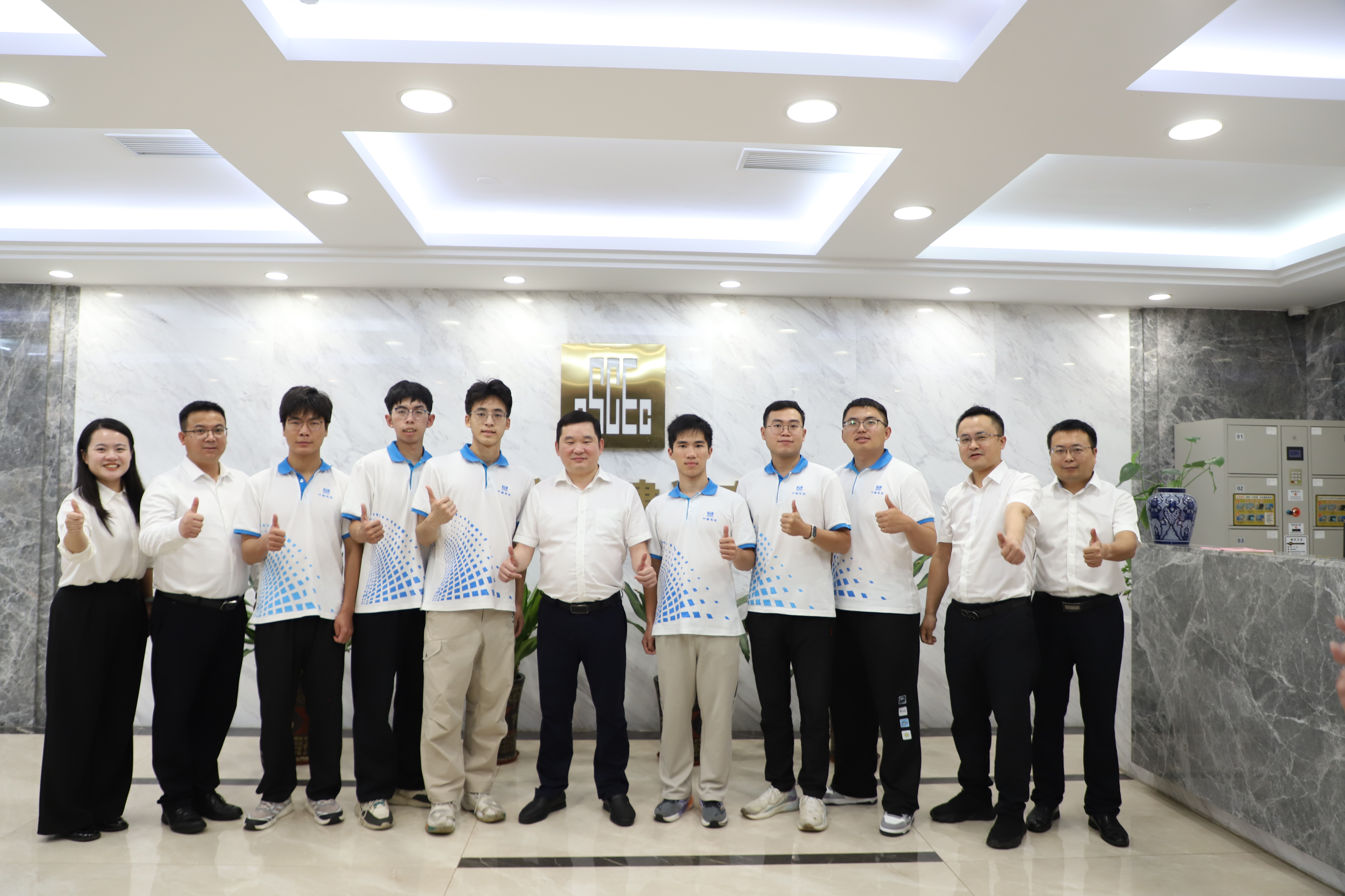 参会领导与新员工合影.JPG
