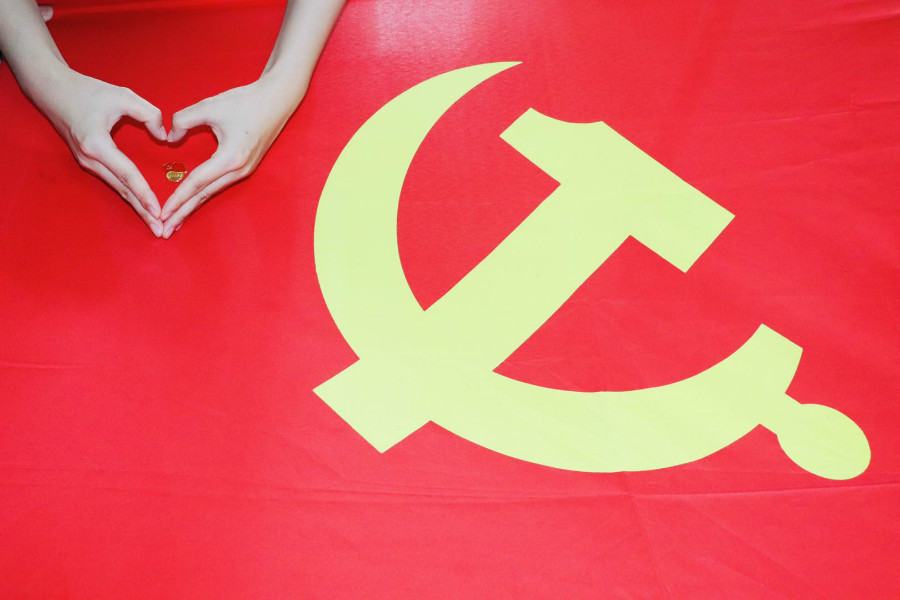 项目举行了"庆七一·升国旗·上党课·我和党旗合个影"主题党日活动