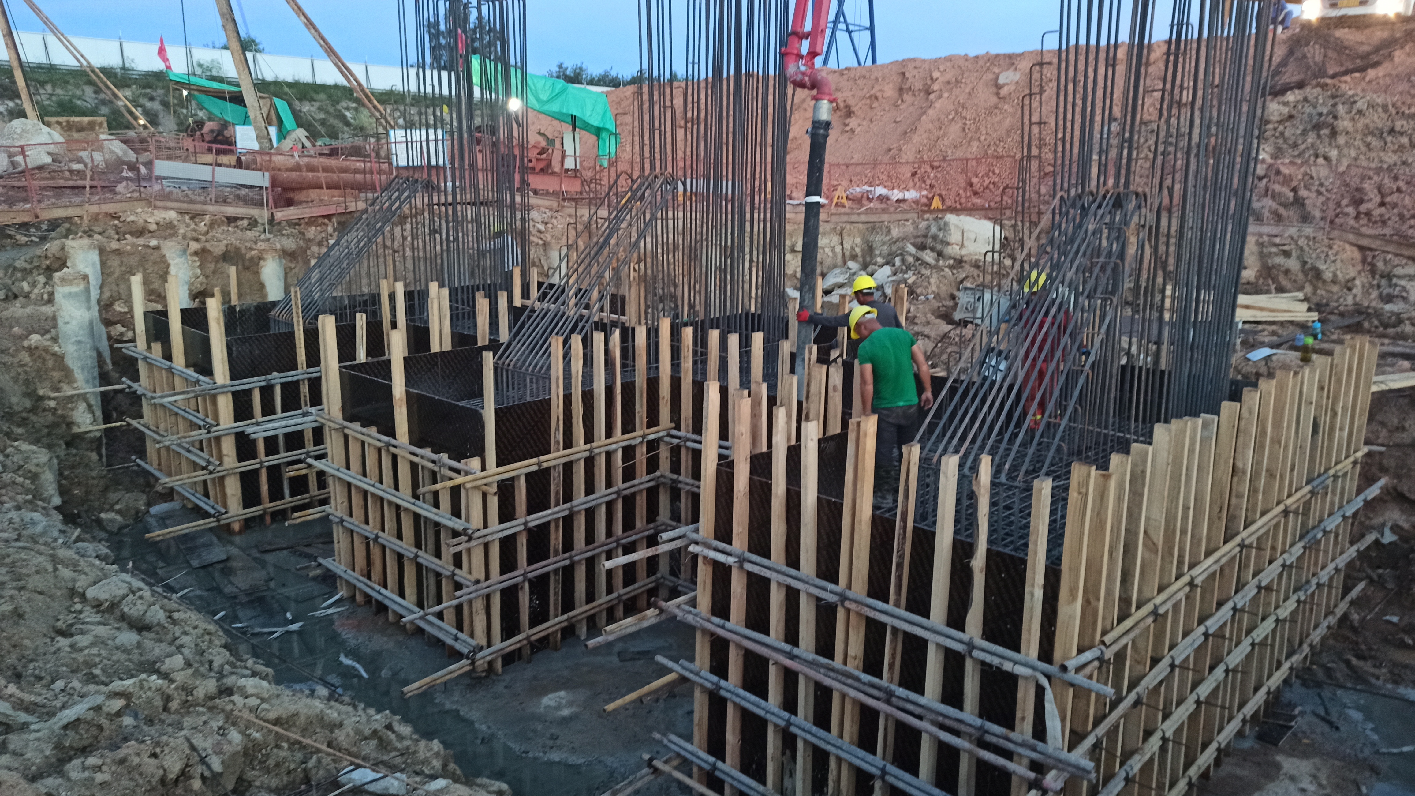 泉州海湾大道项目百崎湖辅路桥首个承台浇筑完成