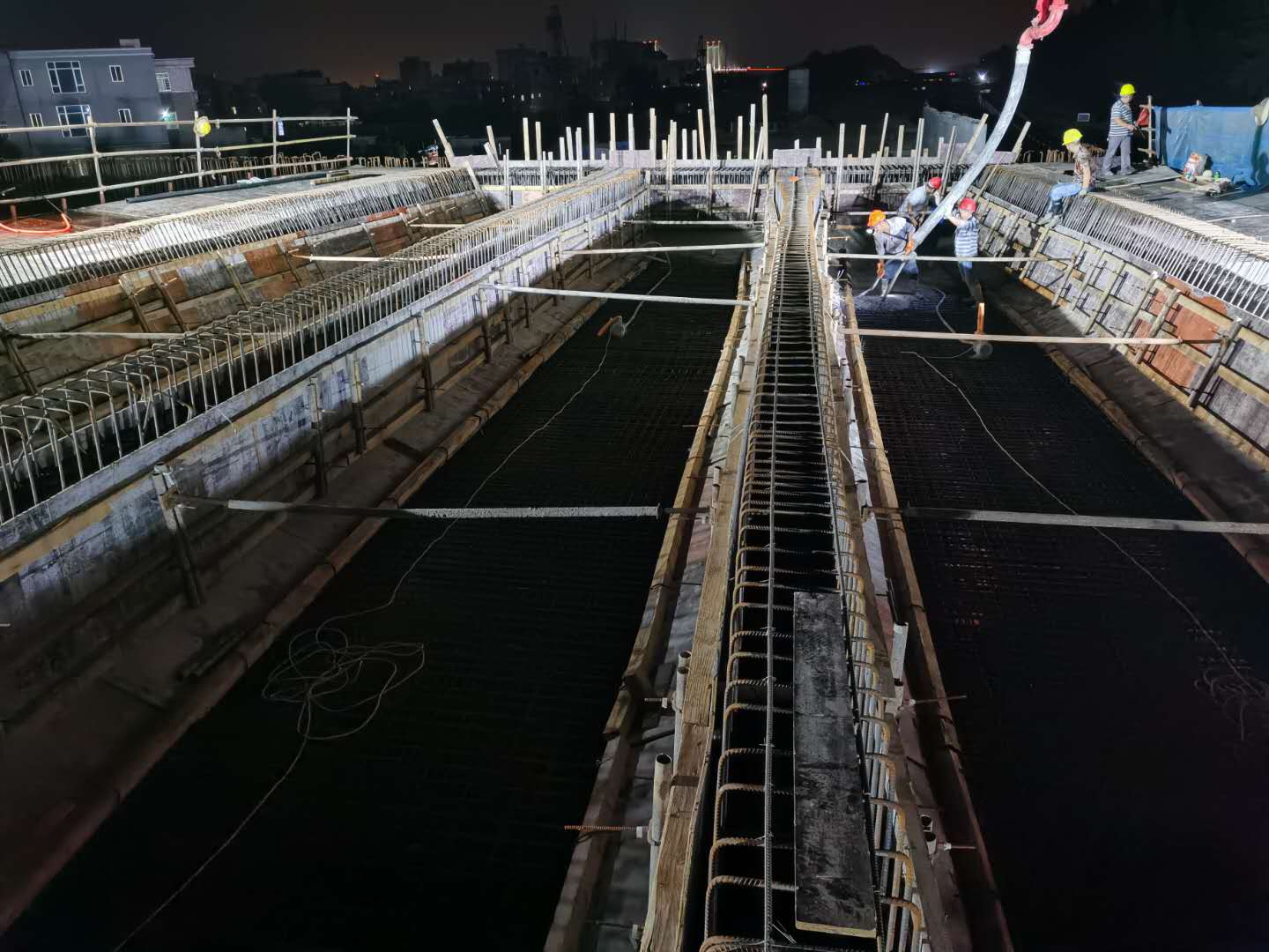 夜间混凝土浇筑现场.jpg
