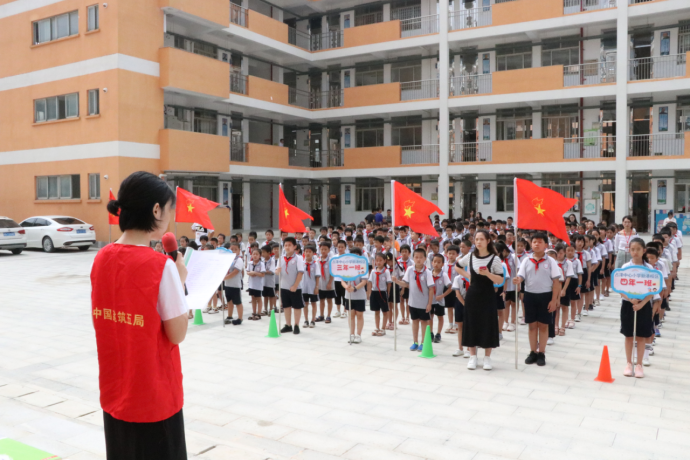 志愿者为孩子们讲述超英大姐的故事.png 志愿者为孩子们讲述超英大姐的故事.png