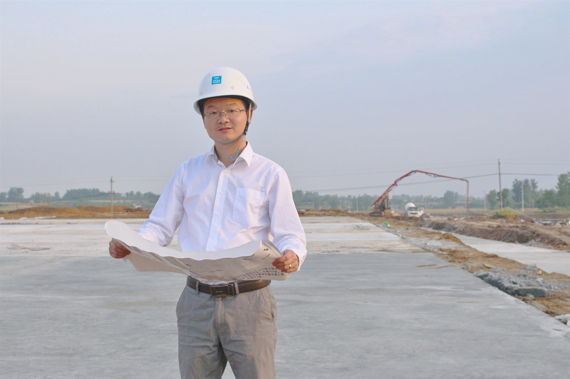 泉州海湾大道项目负责人刘伟荣获福建省"五一劳动奖章"