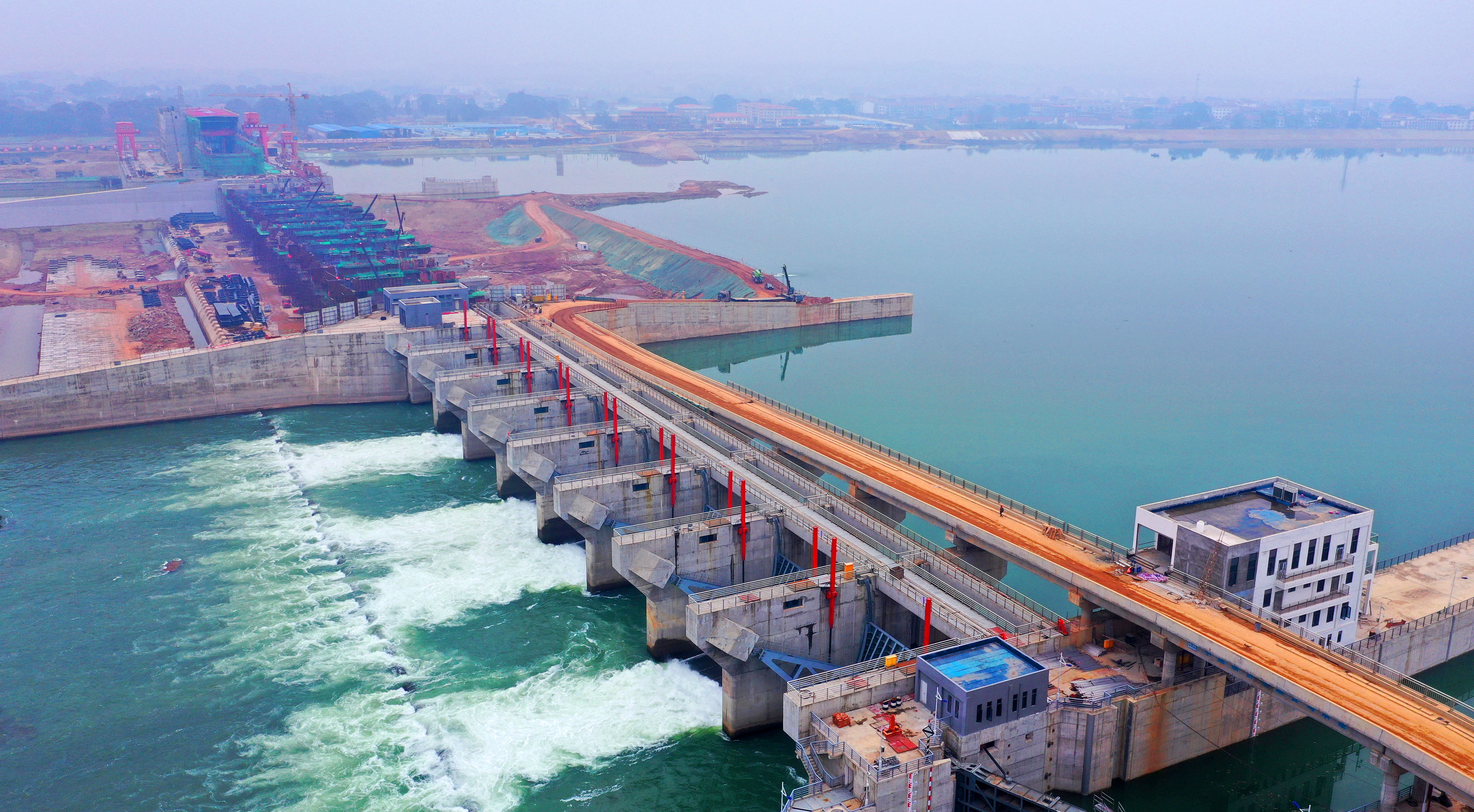 航拍4 井冈山航电枢纽项目泄水闸(作者:邓和平).jpg
