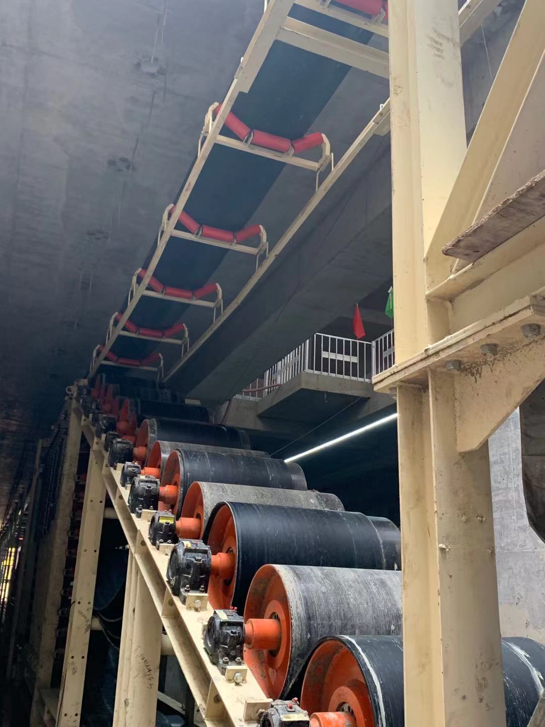 重庆市首例山地城市轨道交通大纵坡水平连续皮带机正式运行