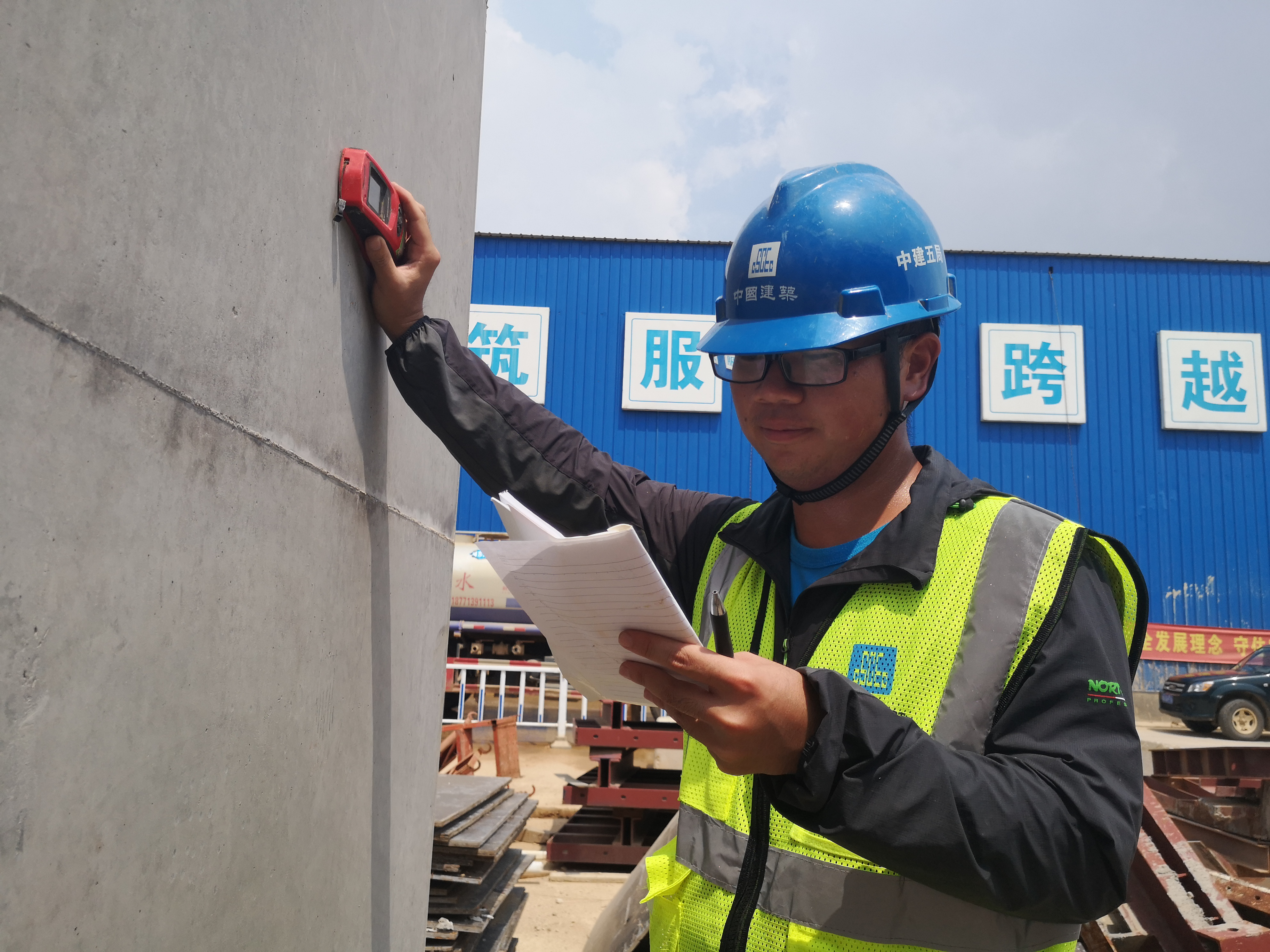 谢章莺现场测量钢筋保护层厚度.png 谢章莺现场测量钢筋保护层厚度.png