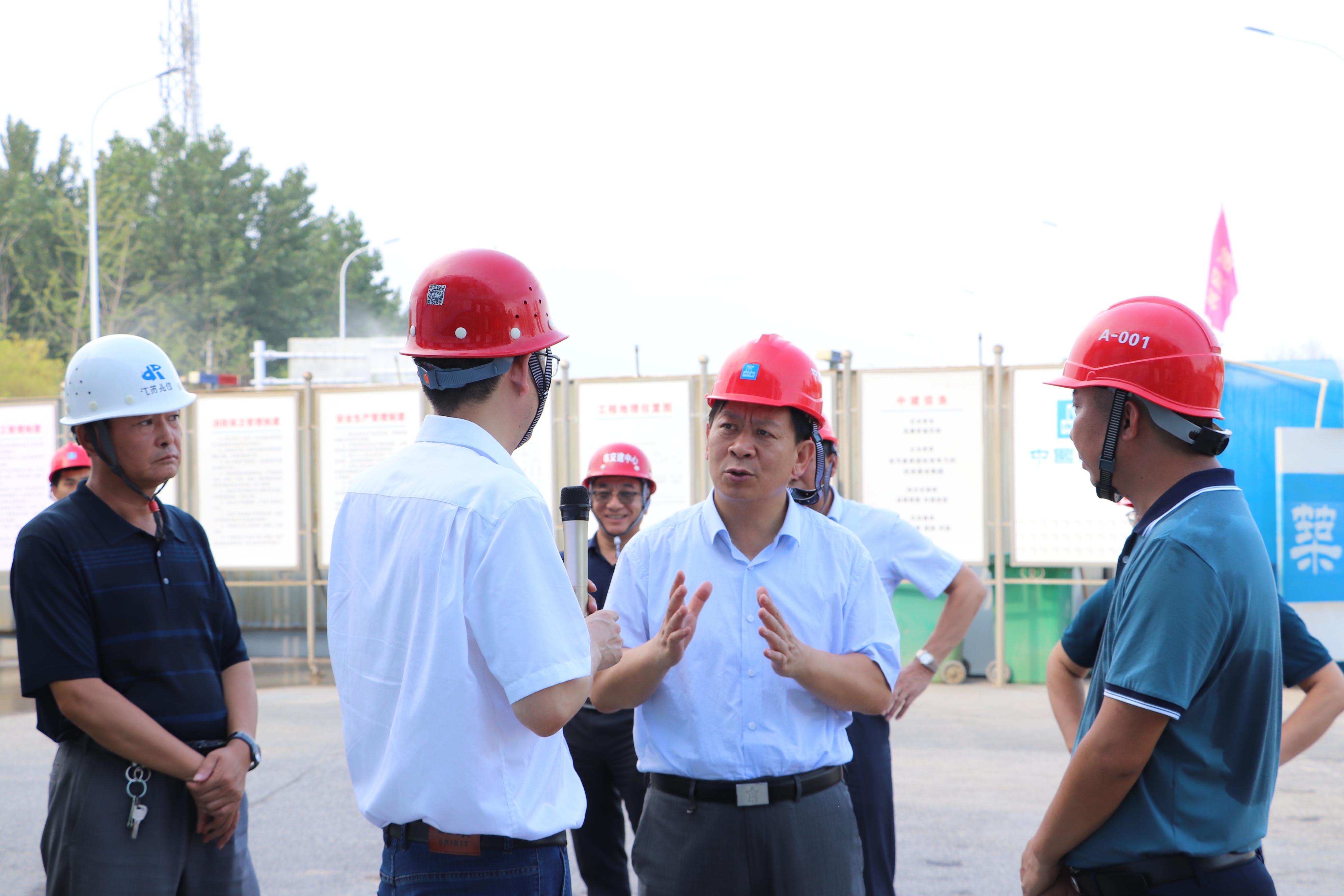 宿迁市副市长章其波到洋河大道项目开展送清凉慰问活动