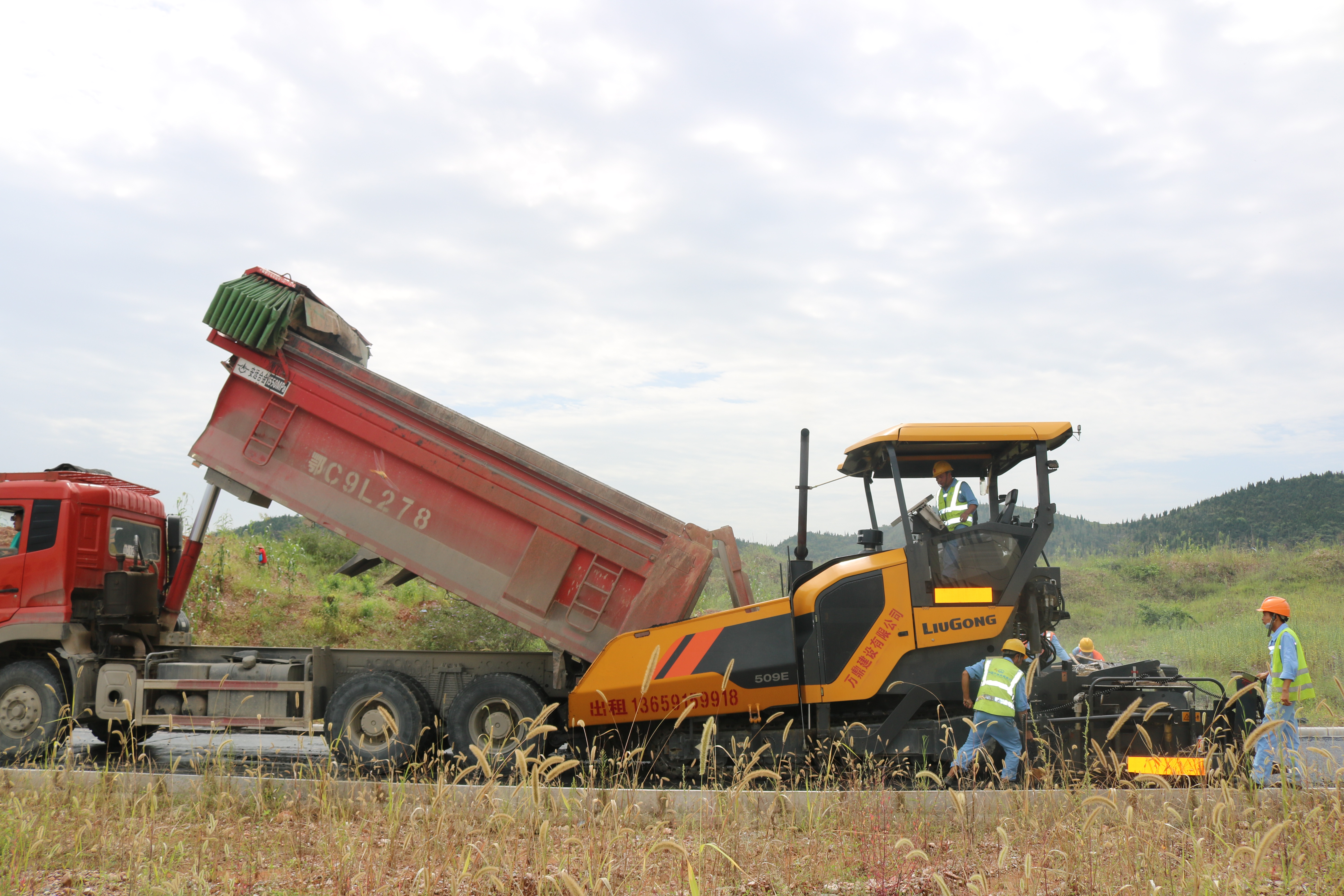 十堰秦巴项目首段沥青摊铺顺利完成