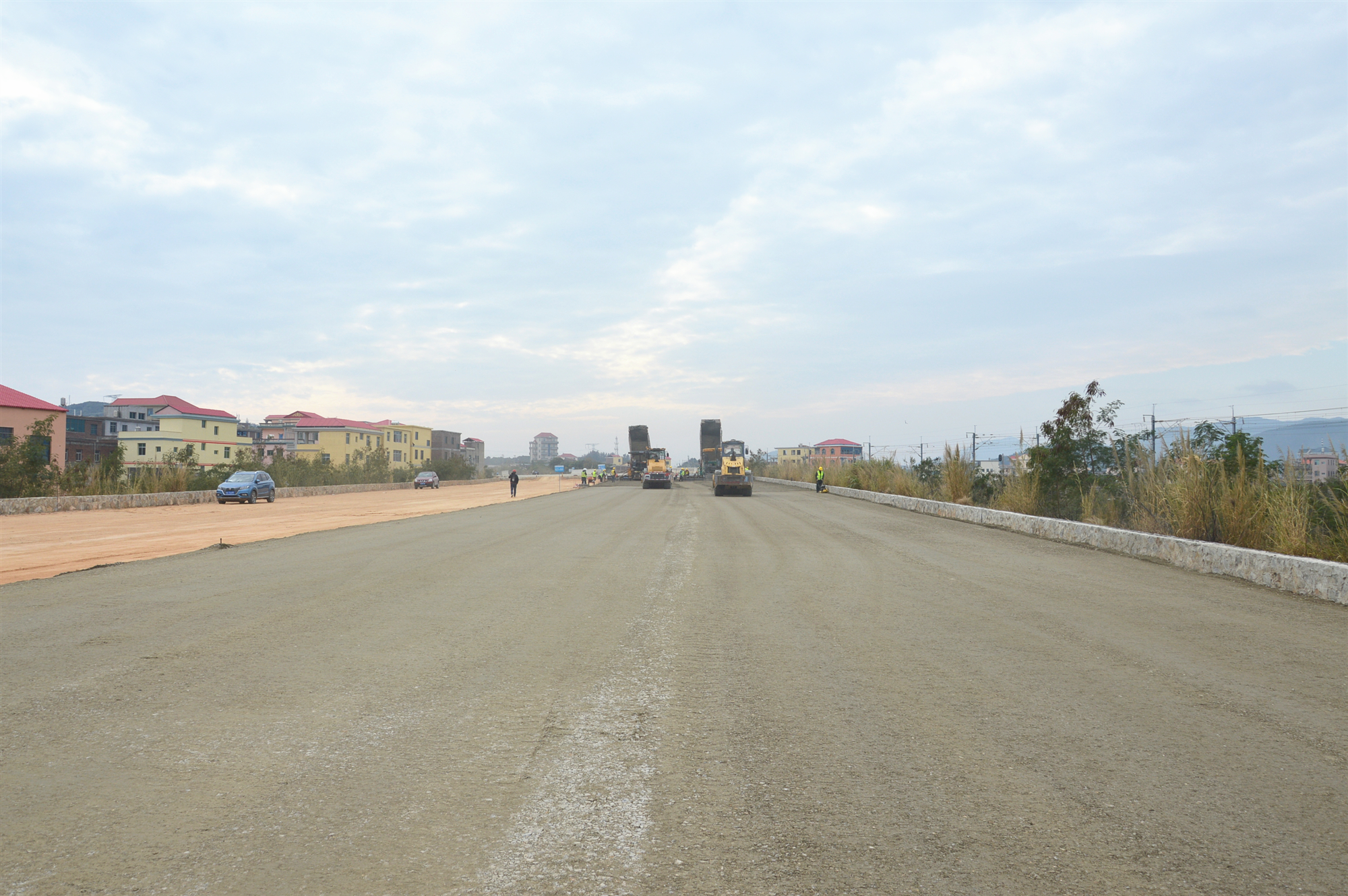 摊铺路面.JPG