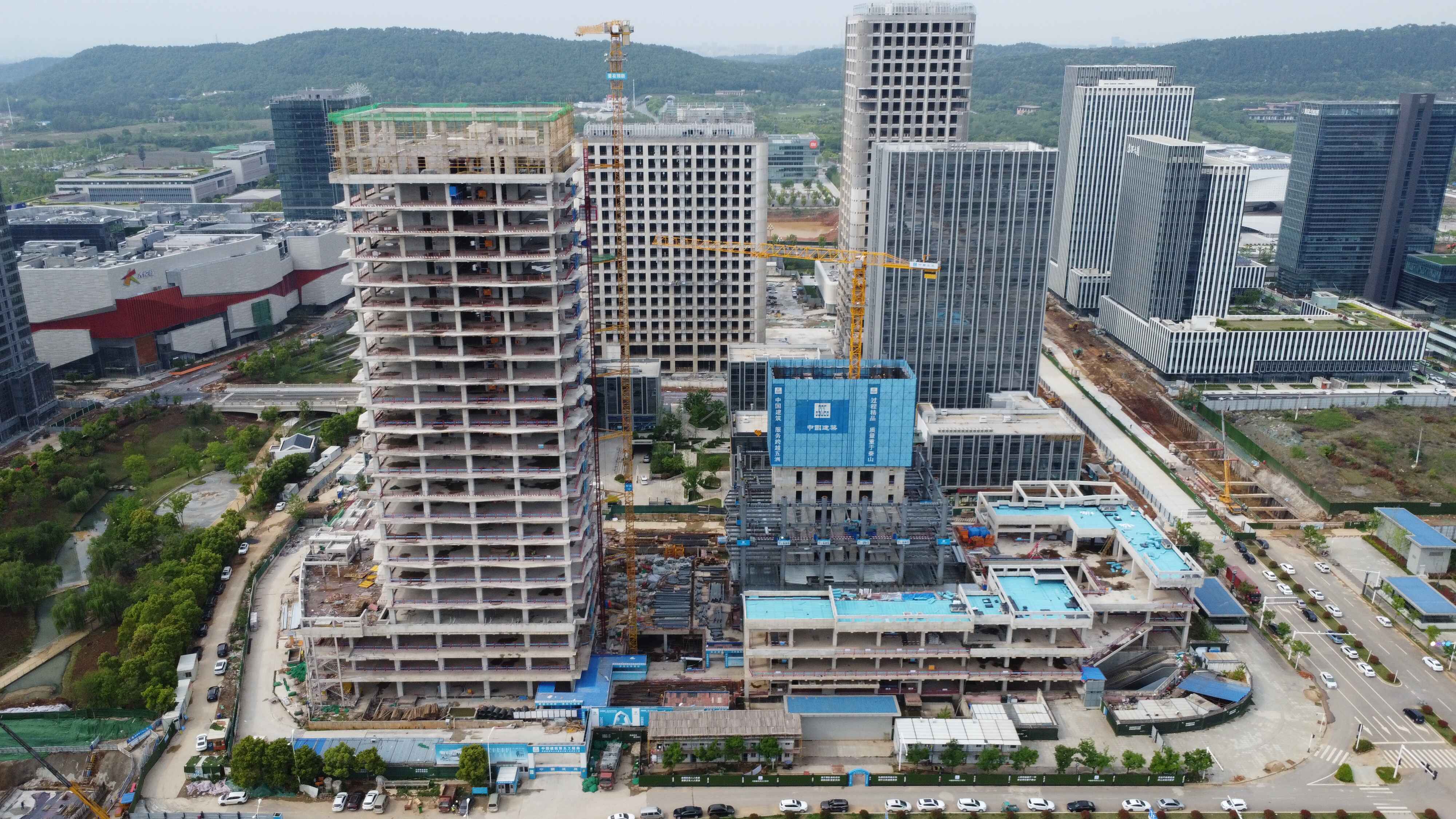 武汉分公司光谷线网中心大厦项目a塔主体结构全面封顶