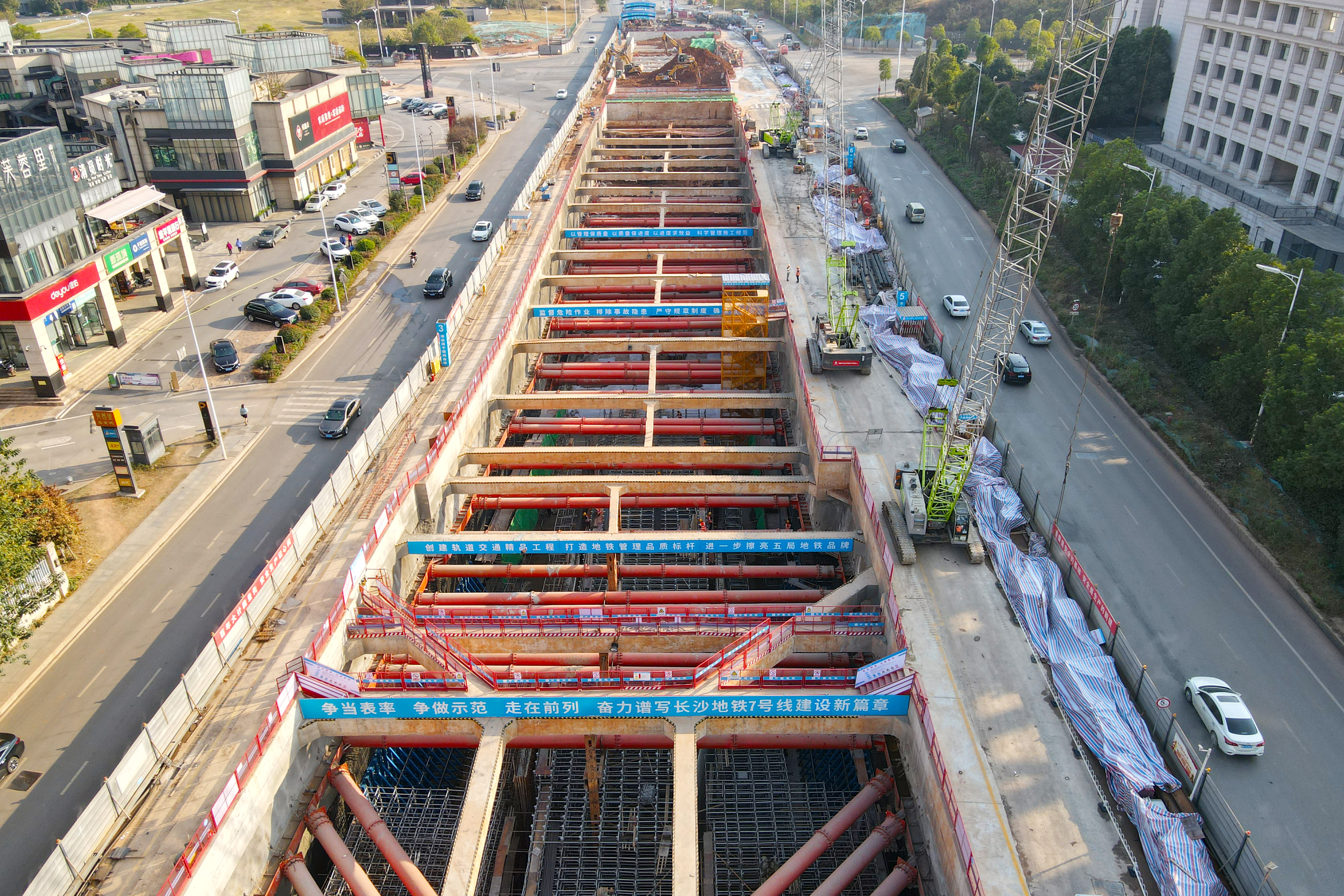 长沙市轨道交通7号线一标环保大道站冠梁支撑浇筑全部完成