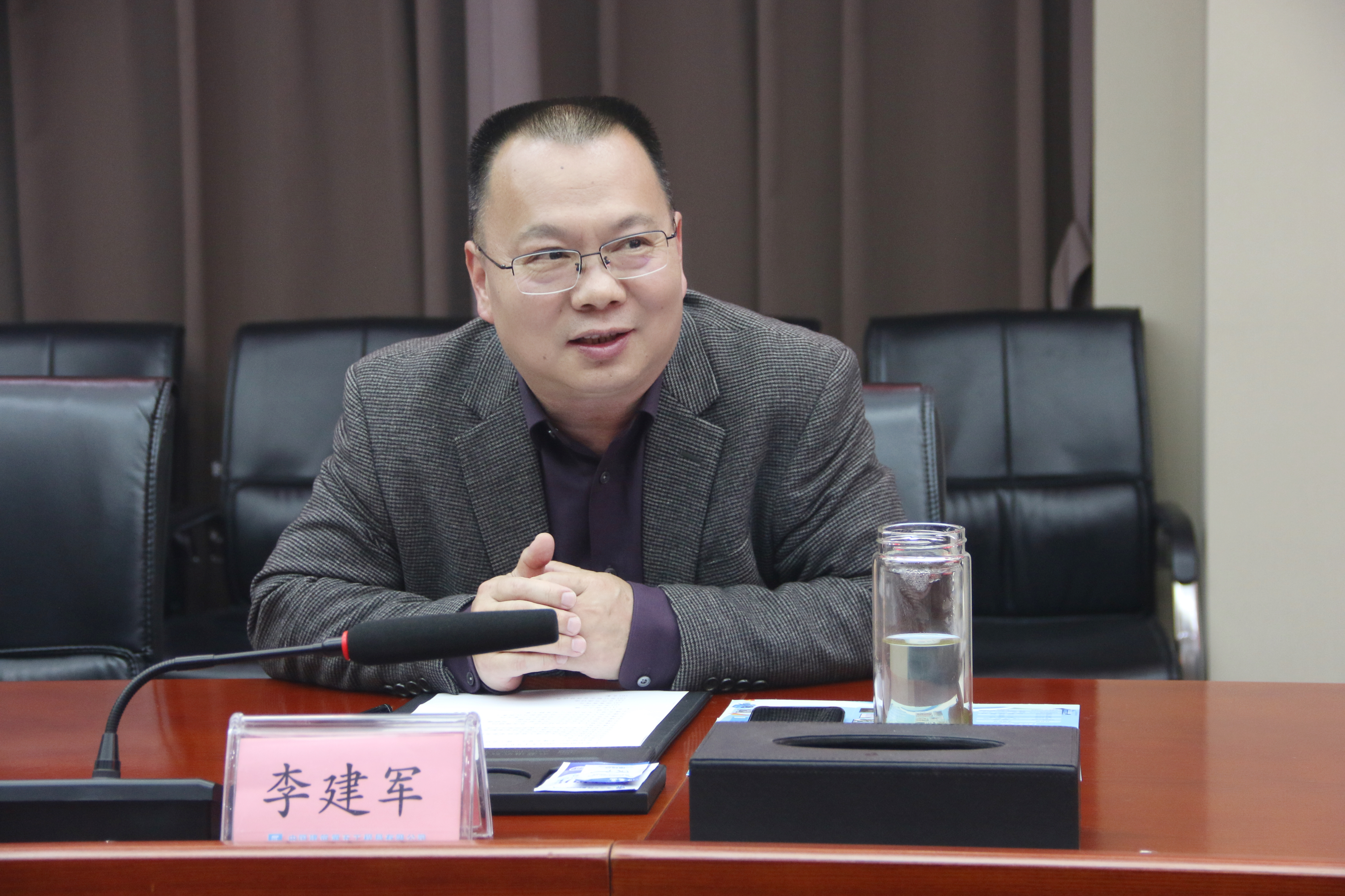 李建军介绍学校基本情况.jpg 李建军介绍学校基本情况.jpg