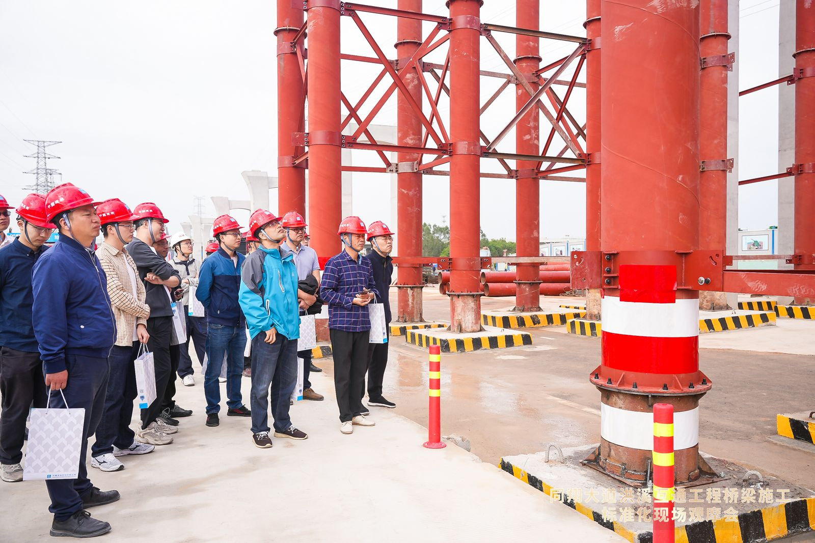 现浇箱梁支架抱箍法标准化施工.jpg 现浇箱梁支架抱箍法标准化施工.jpg