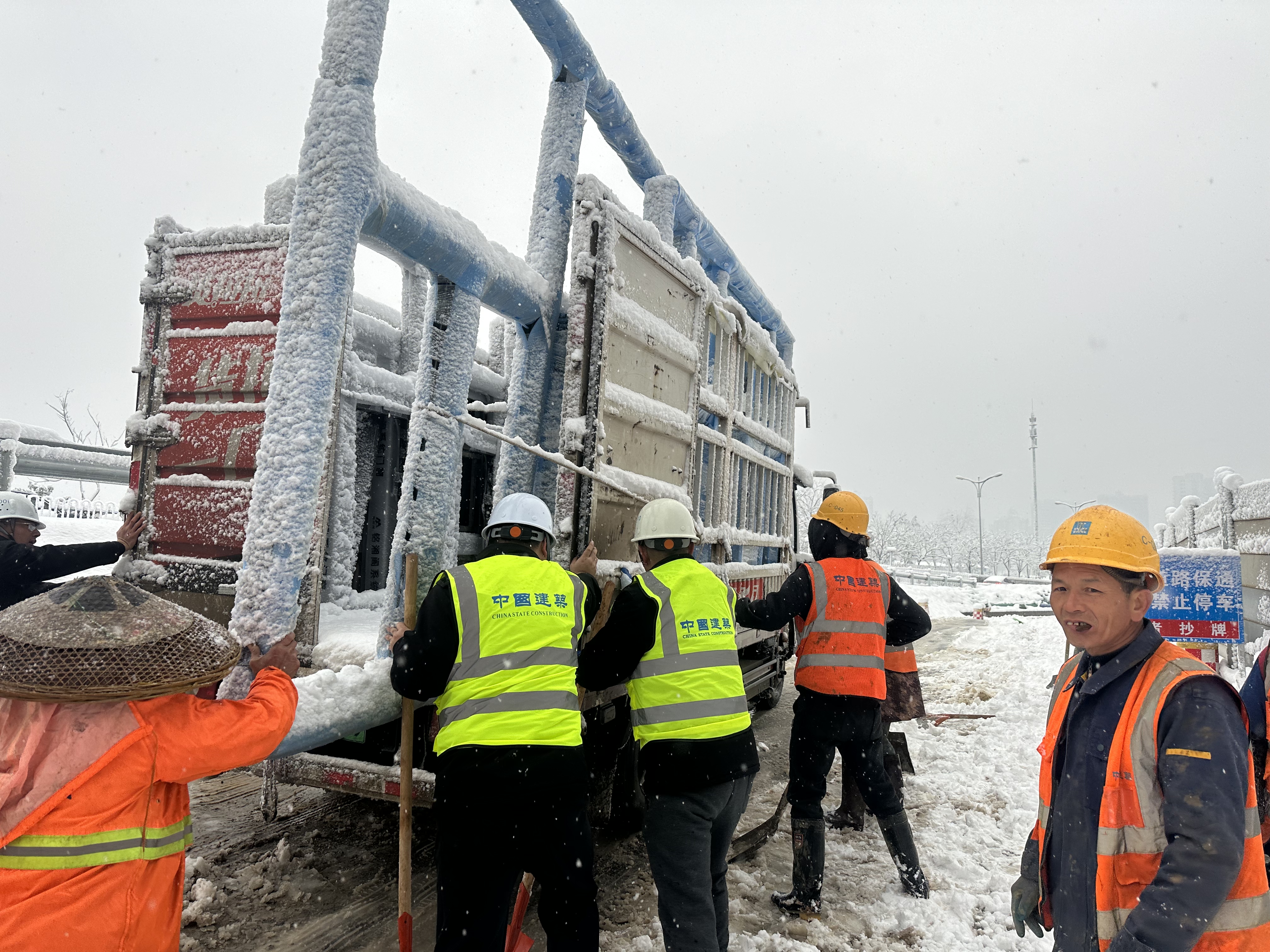 中建五局土木公司全力以赴，铲冰除雪保畅通 (6).jpg