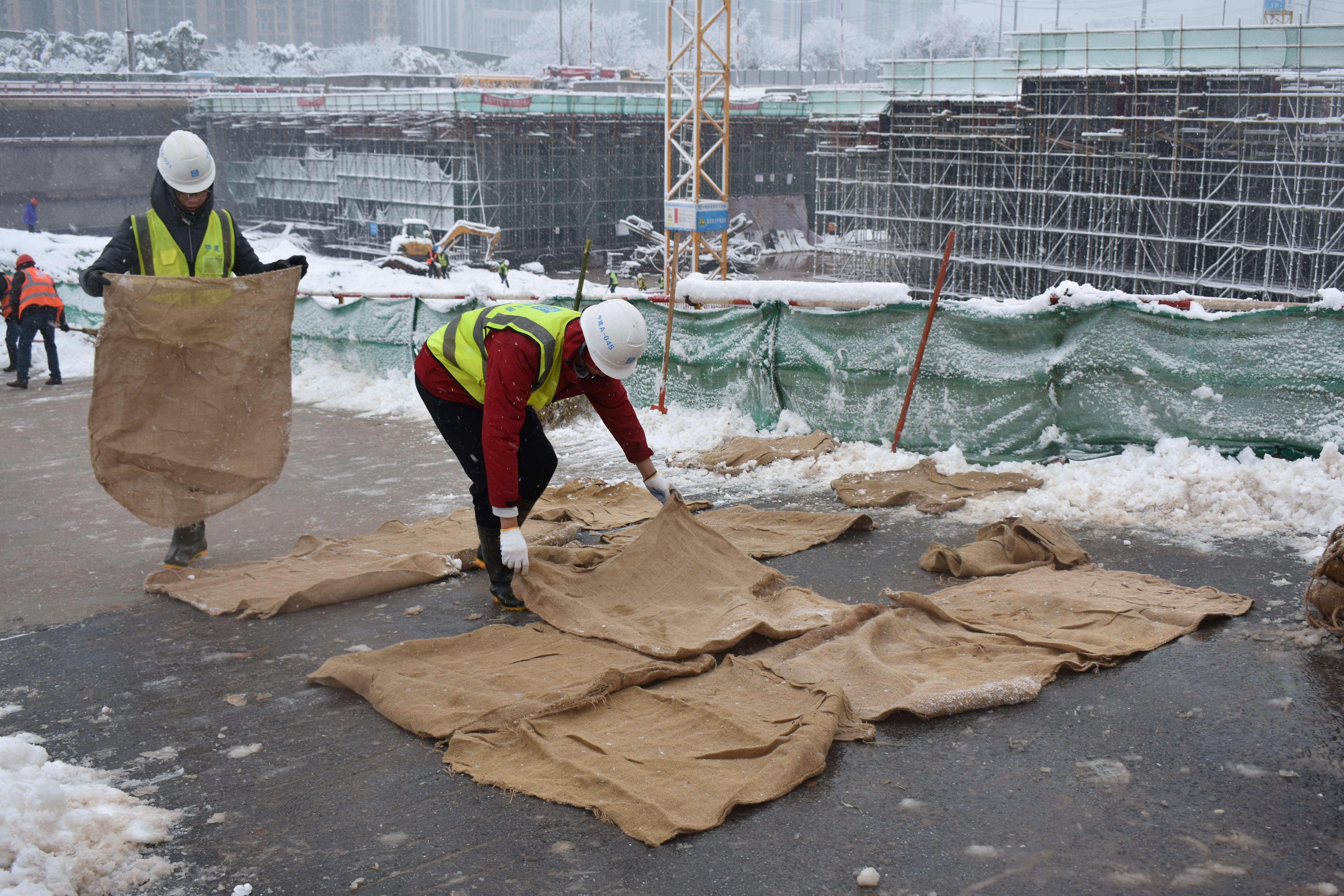 中建五局土木公司全力以赴，铲冰除雪保畅通 (7).jpg
