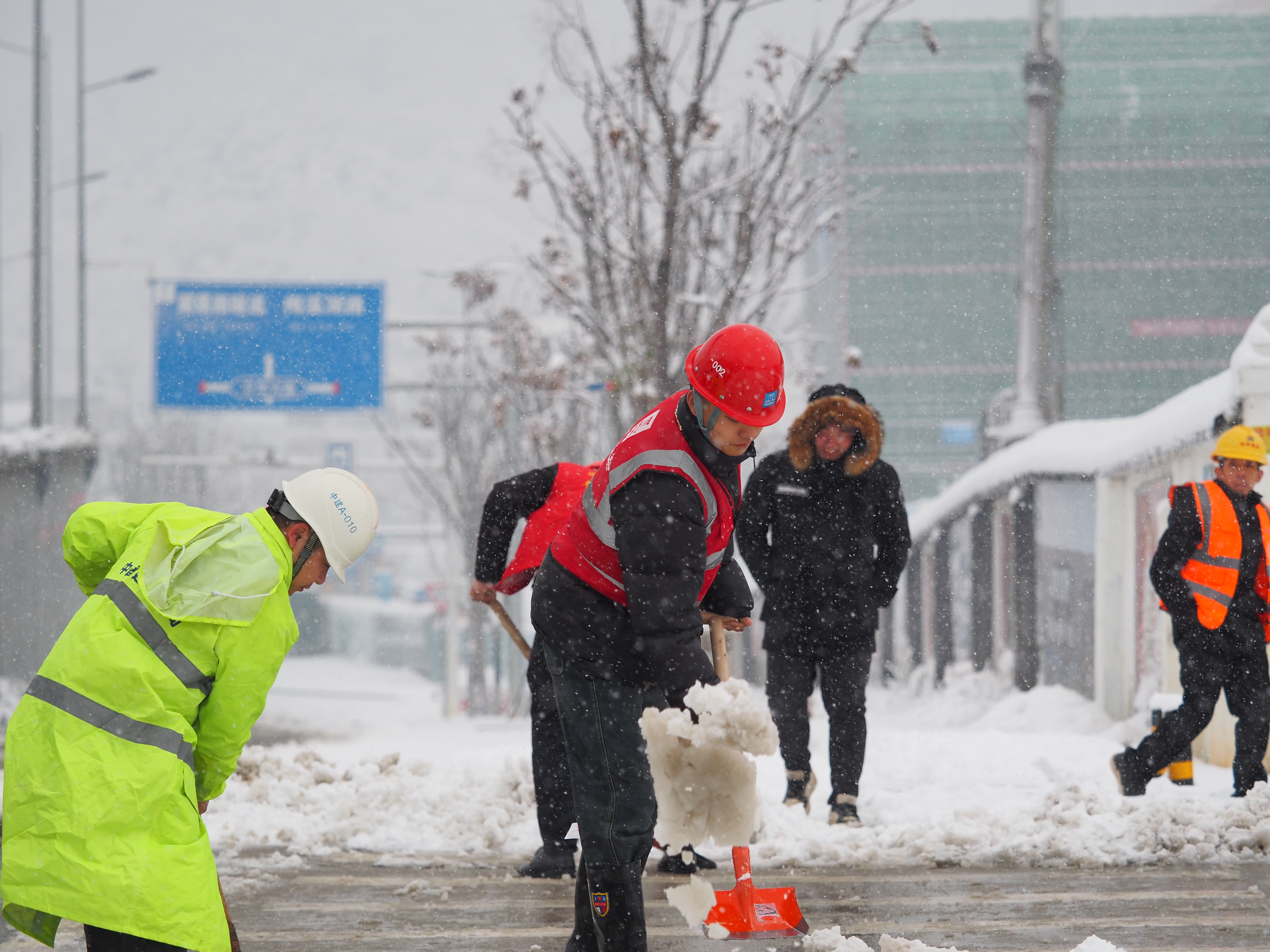 中建五局土木公司全力以赴，铲冰除雪保畅通.jpg