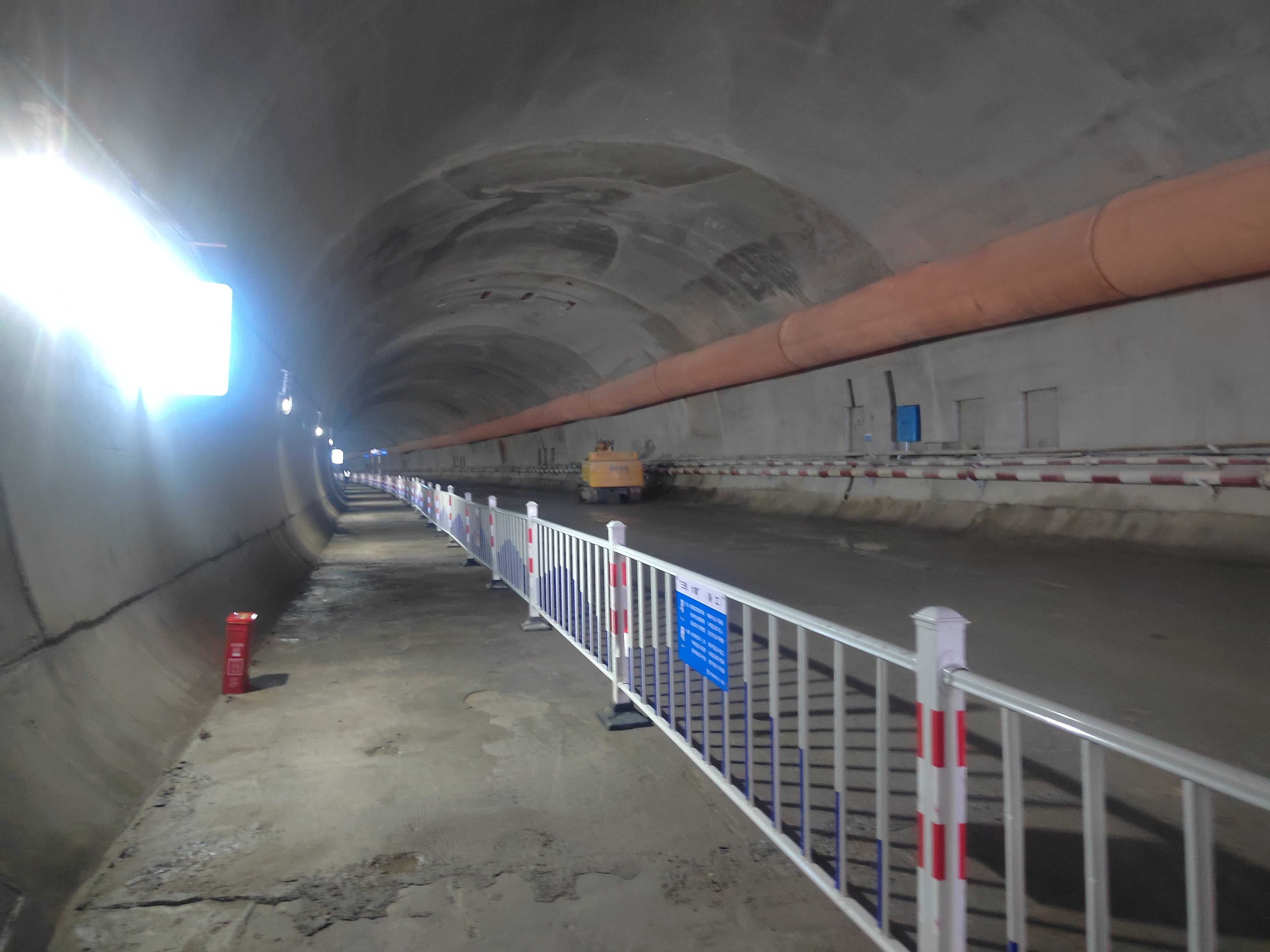 梅浦联络线(学湖路-香格里大道)二标白鹤天池隧道全线贯通.jpg