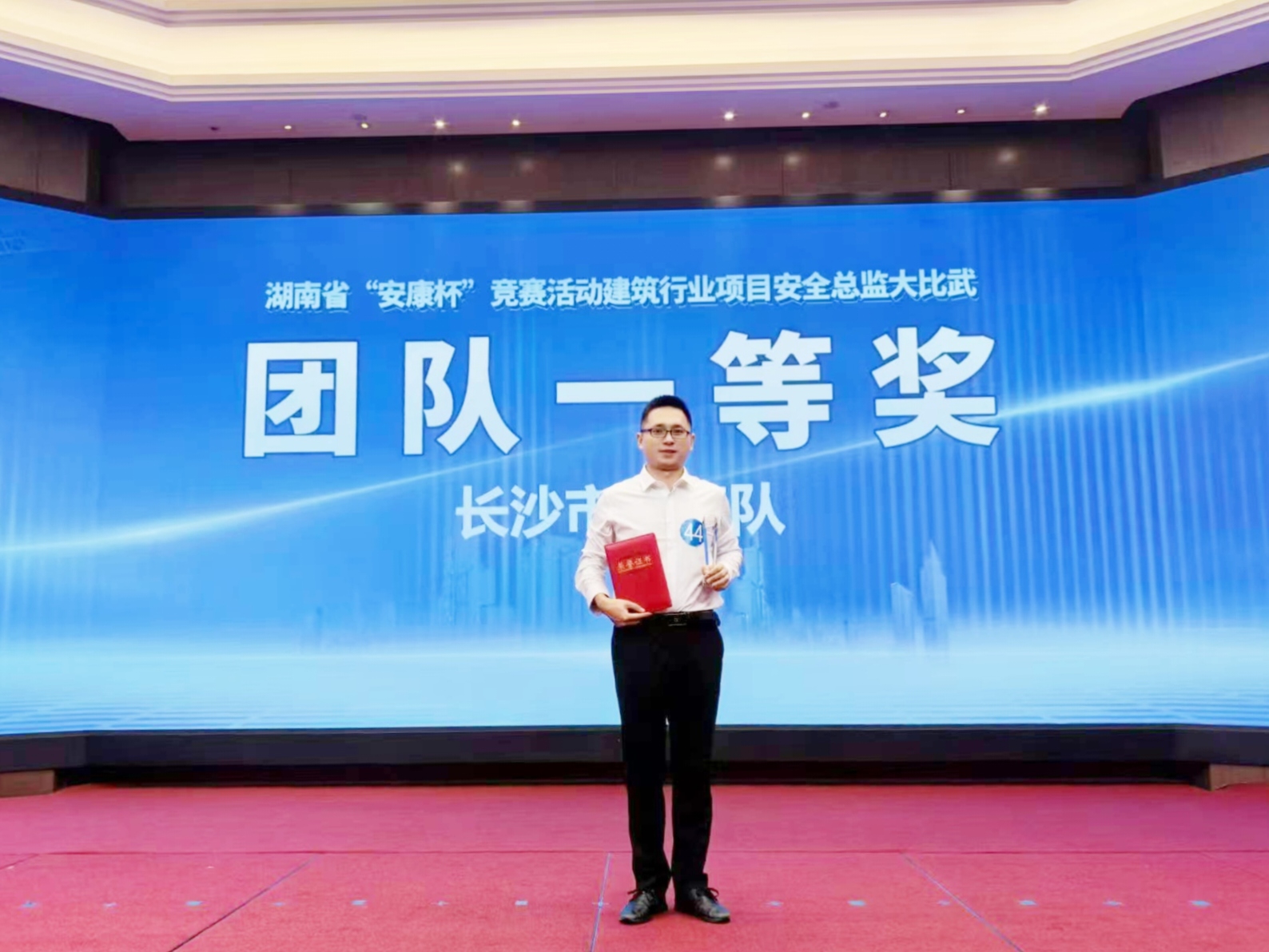 万晨获奖照片.jpg