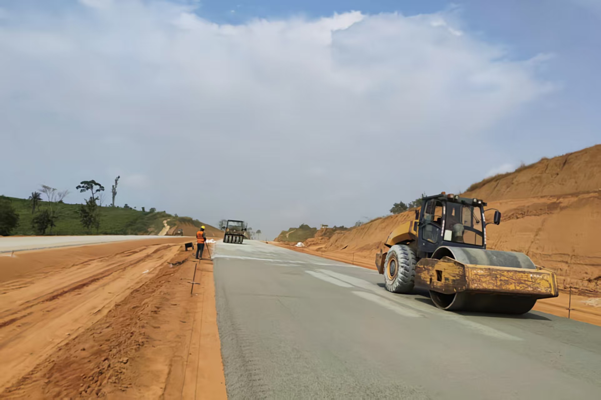 科特迪瓦阿比让环城高速公路Y4-3期项目沥青GB层全线贯通1.jpg