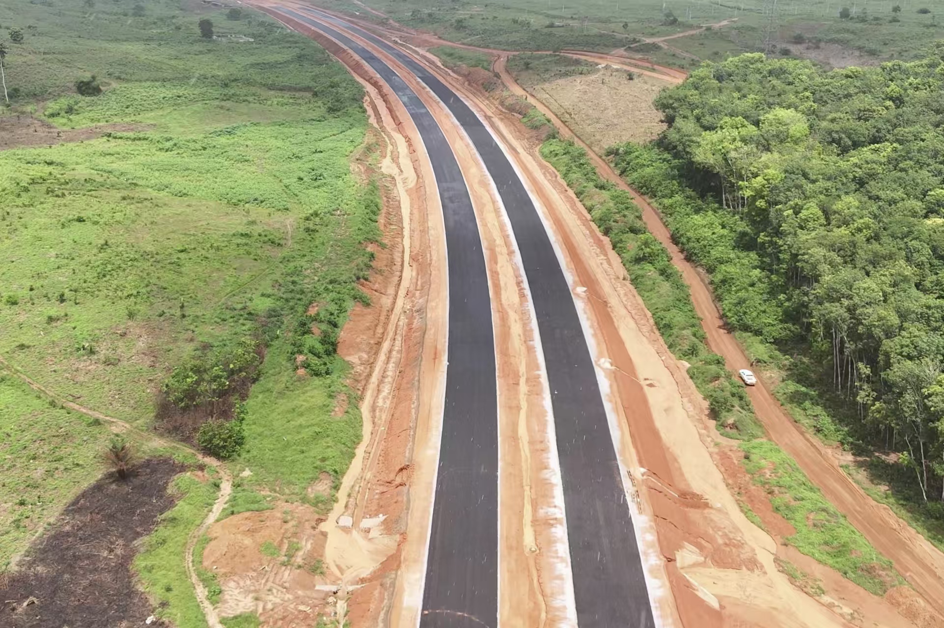 科特迪瓦阿比让环城高速公路Y4-3期项目沥青GB层全线贯通3.jpg