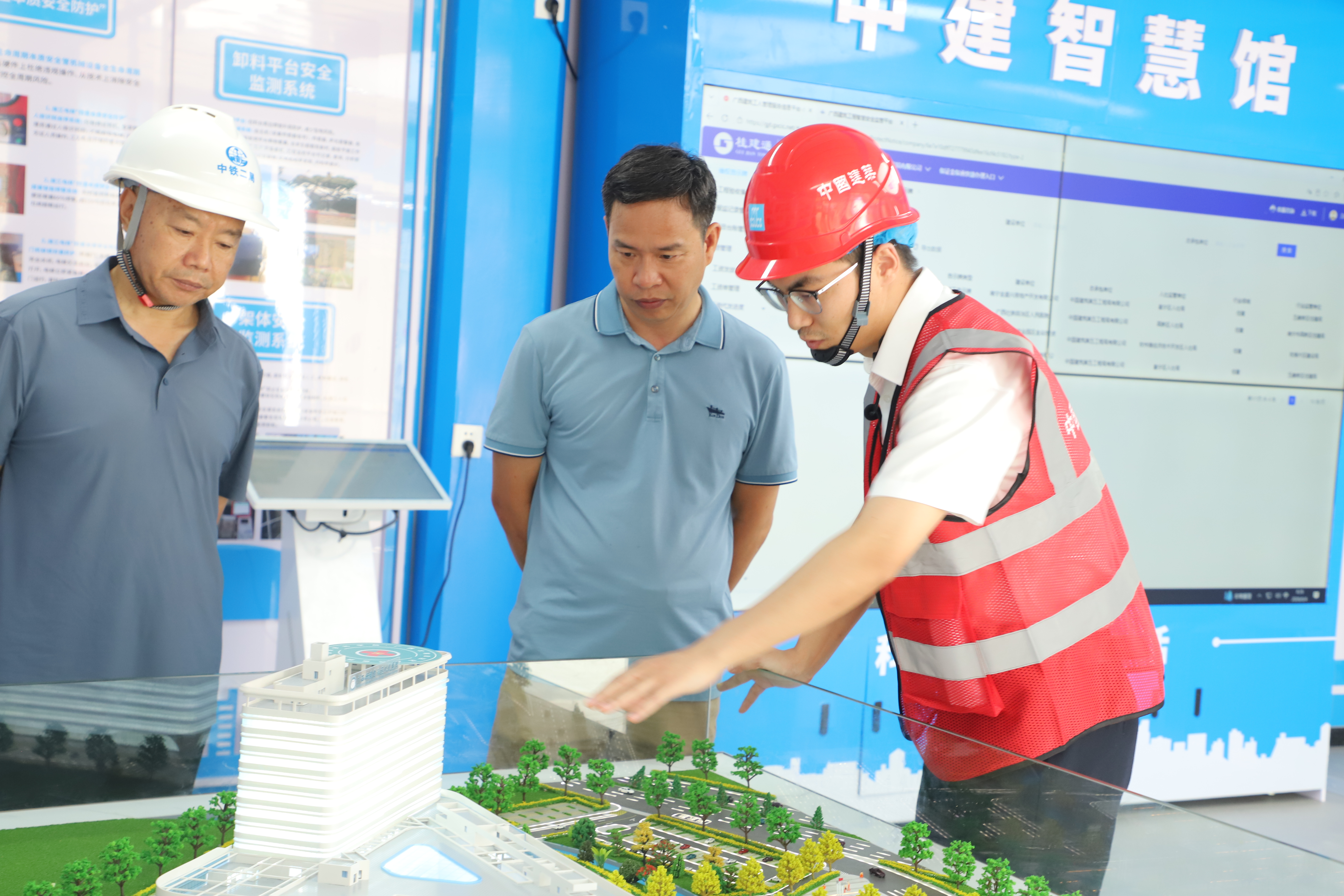 参观中建智慧馆.JPG